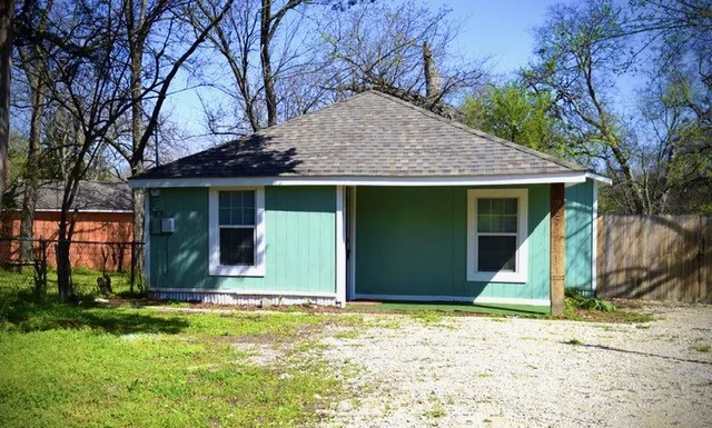 Single Family Residence For Rent in Grayson County , 927 W Baker Street, Denison, Texas 75020, 2 Bedroom, 1 Bathroom, Garage spaces, 994 Sqft, built in 1945, mls#21295955, Real Estate Agent in Denison, Homes For Rent in Grayson county, Homes For Rent in Denison, Realtor in Denison Texas, Real Estate Brokerage Independent Realty Texas, Luminita Cordes Realtor