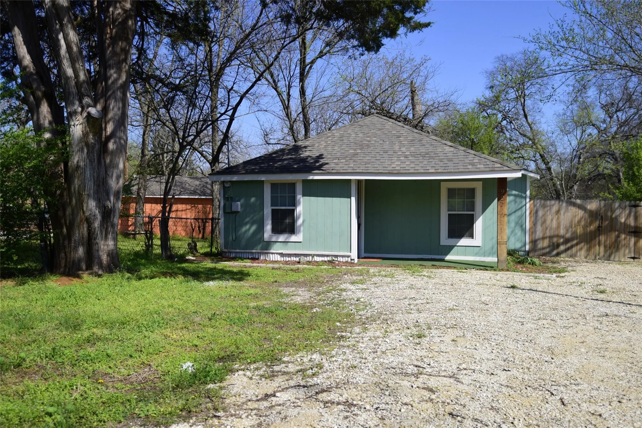 Single Family Residence For Rent in Grayson County , 927 W Baker Street, Denison, Texas 75020, 2 Bedroom, 1 Bathroom, Garage spaces, 994 Sqft, built in 1945, mls#21295955, Real Estate Agent in Denison, Homes For Rent in Grayson county, Homes For Rent in Denison, Realtor in Denison Texas, Real Estate Brokerage Independent Realty Texas, Luminita Cordes Realtor