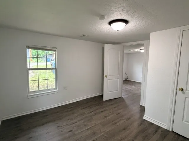 Single Family Residence For Rent in Grayson County , 927 W Baker Street, Denison, Texas 75020, 2 Bedroom, 1 Bathroom, Garage spaces, 994 Sqft, built in 1945, mls#21295955, Real Estate Agent in Denison, Homes For Rent in Grayson county, Homes For Rent in Denison, Realtor in Denison Texas, Real Estate Brokerage Independent Realty Texas, Luminita Cordes Realtor