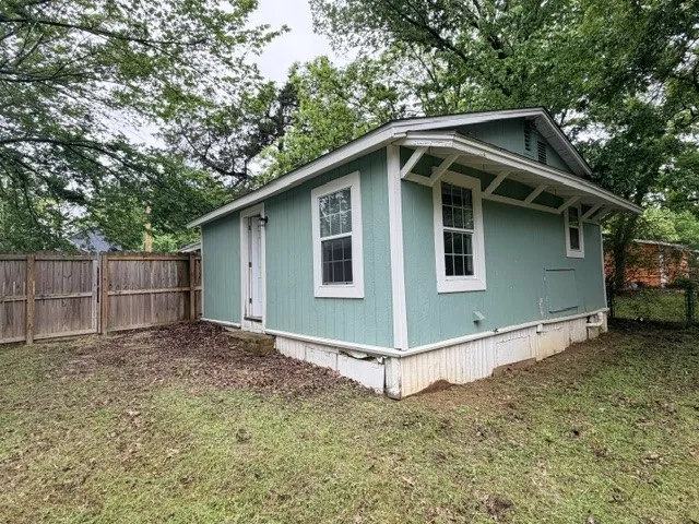Single Family Residence For Rent in Grayson County , 927 W Baker Street, Denison, Texas 75020, 2 Bedroom, 1 Bathroom, Garage spaces, 994 Sqft, built in 1945, mls#21295955, Real Estate Agent in Denison, Homes For Rent in Grayson county, Homes For Rent in Denison, Realtor in Denison Texas, Real Estate Brokerage Independent Realty Texas, Luminita Cordes Realtor