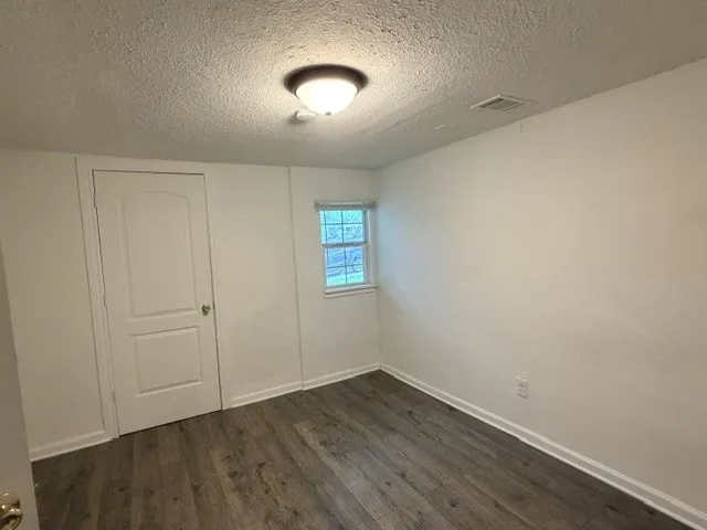 Single Family Residence For Rent in Grayson County , 927 W Baker Street, Denison, Texas 75020, 2 Bedroom, 1 Bathroom, Garage spaces, 994 Sqft, built in 1945, mls#21295955, Real Estate Agent in Denison, Homes For Rent in Grayson county, Homes For Rent in Denison, Realtor in Denison Texas, Real Estate Brokerage Independent Realty Texas, Luminita Cordes Realtor