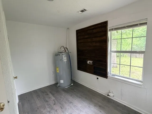 Single Family Residence For Rent in Grayson County , 927 W Baker Street, Denison, Texas 75020, 2 Bedroom, 1 Bathroom, Garage spaces, 994 Sqft, built in 1945, mls#21295955, Real Estate Agent in Denison, Homes For Rent in Grayson county, Homes For Rent in Denison, Realtor in Denison Texas, Real Estate Brokerage Independent Realty Texas, Luminita Cordes Realtor