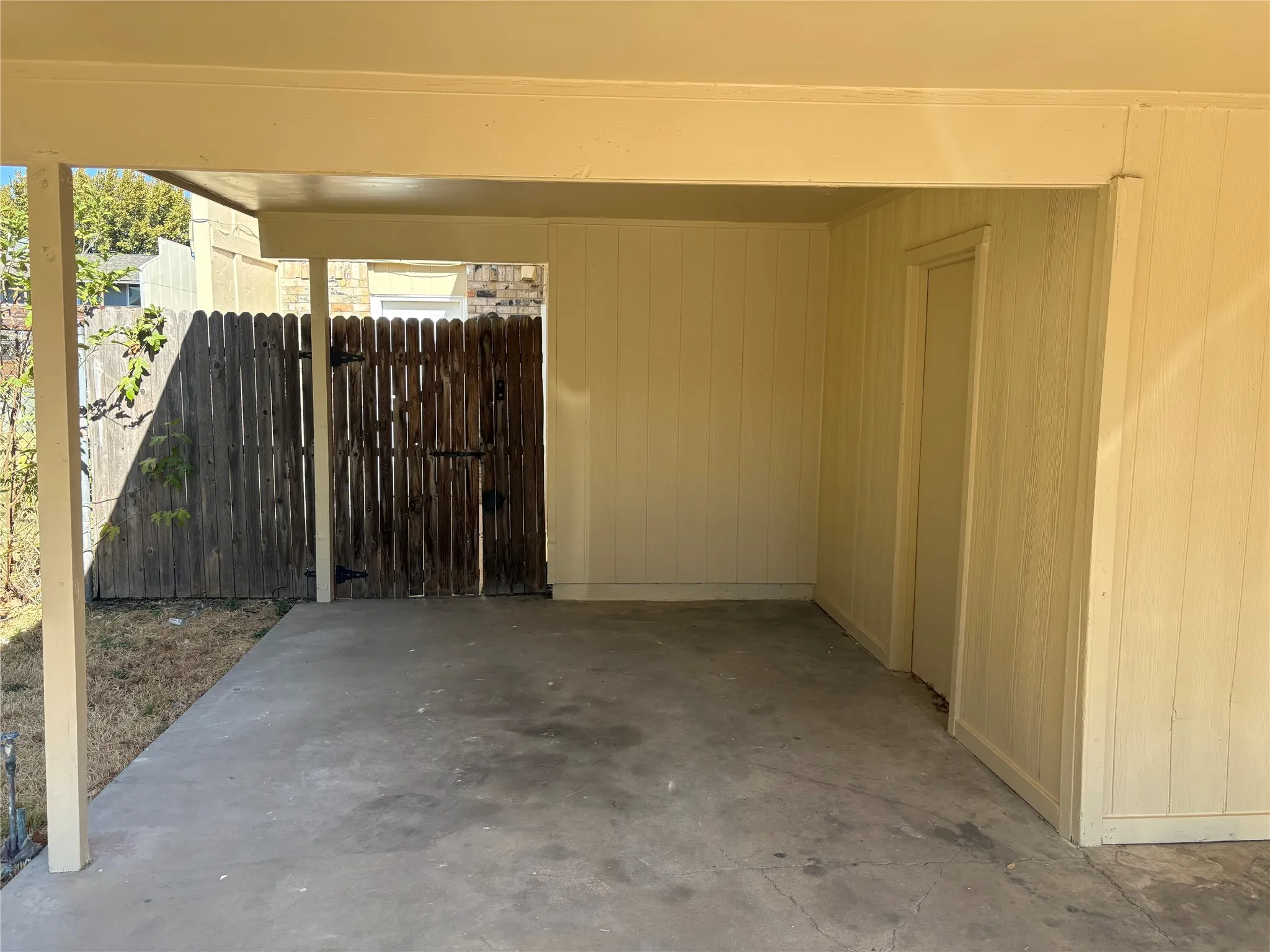 Single Family Residence For Sale in Dallas County , 1821 Ridgeview Street, Mesquite, Texas 75149, 3 Bedroom, 2 Bathroom, Garage spaces, 1,185 Sqft, built in 1973, mls#21295976, Real Estate Agent in Mesquite, Homes For Sale in Dallas county, Homes For Sale in Mesquite, Realtor in Mesquite Texas, Real Estate Brokerage Independent Realty Texas, Luminita Cordes Realtor