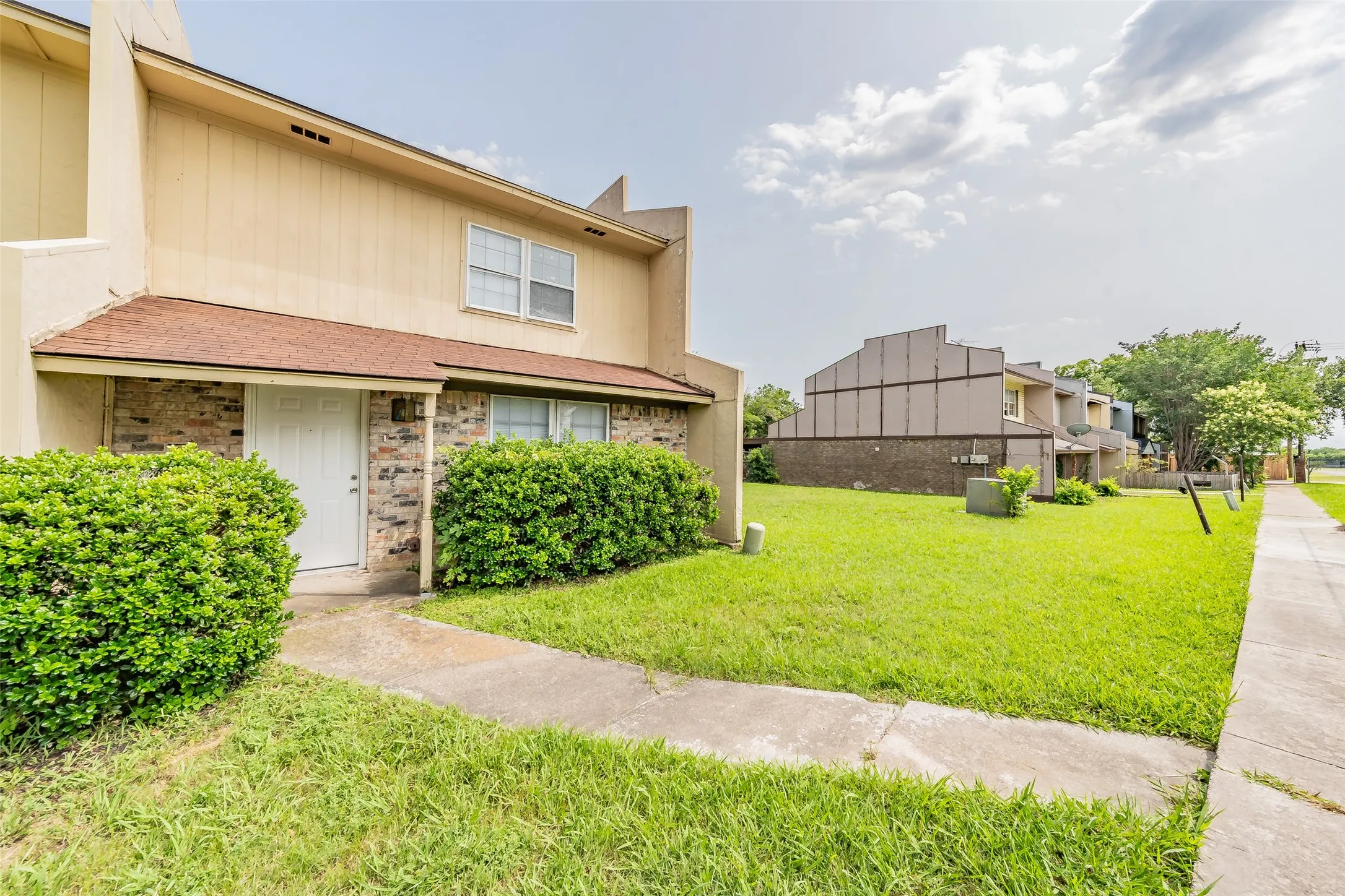 Single Family Residence For Sale in Dallas County , 1821 Ridgeview Street, Mesquite, Texas 75149, 3 Bedroom, 2 Bathroom, Garage spaces, 1,185 Sqft, built in 1973, mls#21295976, Real Estate Agent in Mesquite, Homes For Sale in Dallas county, Homes For Sale in Mesquite, Realtor in Mesquite Texas, Real Estate Brokerage Independent Realty Texas, Luminita Cordes Realtor