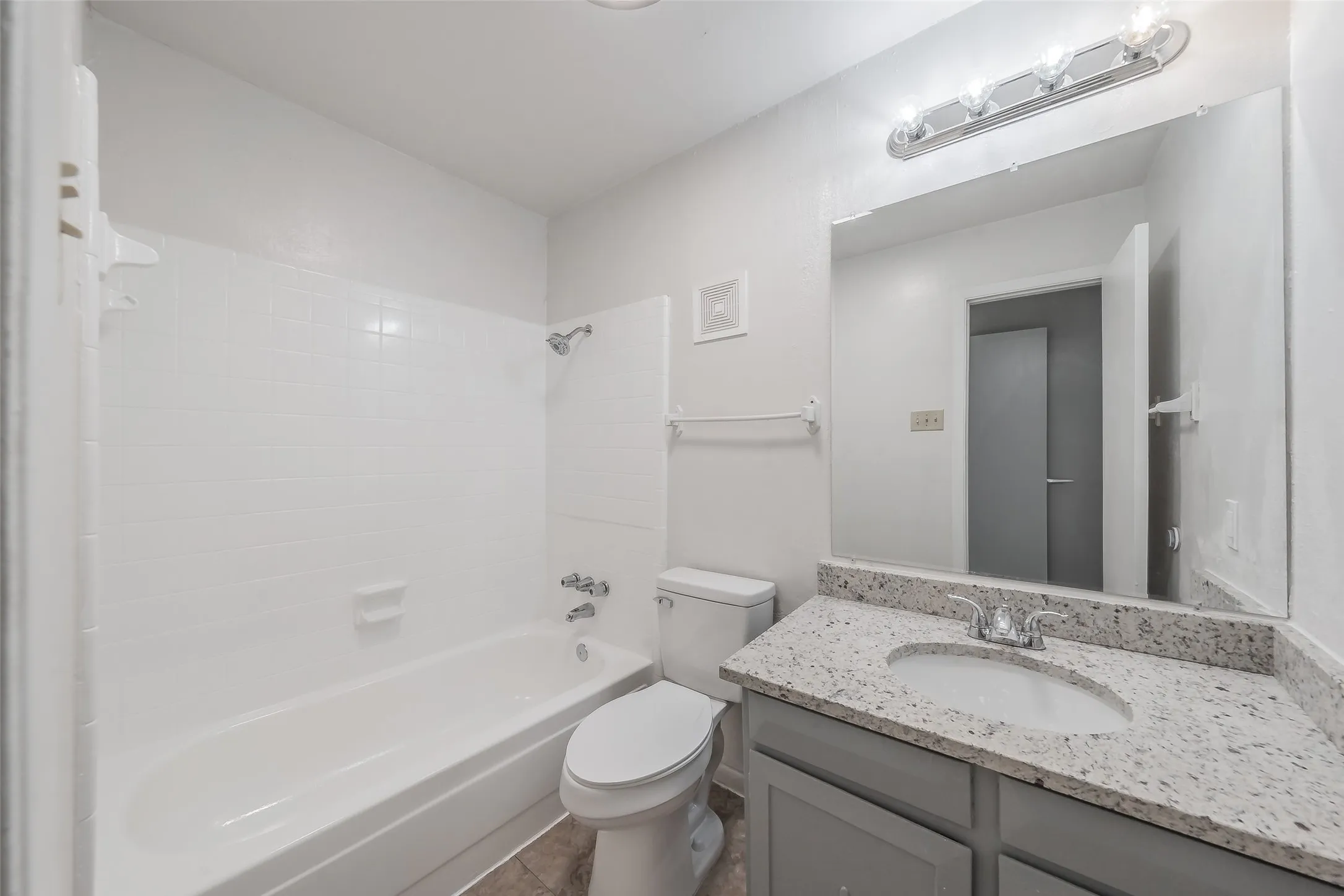 Single Family Residence For Sale in Dallas County , 1821 Ridgeview Street, Mesquite, Texas 75149, 3 Bedroom, 2 Bathroom, Garage spaces, 1,185 Sqft, built in 1973, mls#21295976, Real Estate Agent in Mesquite, Homes For Sale in Dallas county, Homes For Sale in Mesquite, Realtor in Mesquite Texas, Real Estate Brokerage Independent Realty Texas, Luminita Cordes Realtor