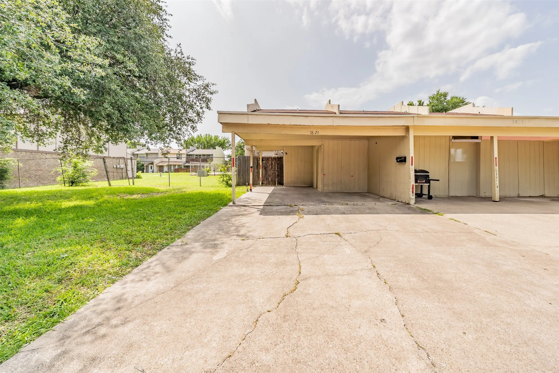 Single Family Residence For Sale in Dallas County , 1821 Ridgeview Street, Mesquite, Texas 75149, 3 Bedroom, 2 Bathroom, Garage spaces, 1,185 Sqft, built in 1973, mls#21295976, Real Estate Agent in Mesquite, Homes For Sale in Dallas county, Homes For Sale in Mesquite, Realtor in Mesquite Texas, Real Estate Brokerage Independent Realty Texas, Luminita Cordes Realtor