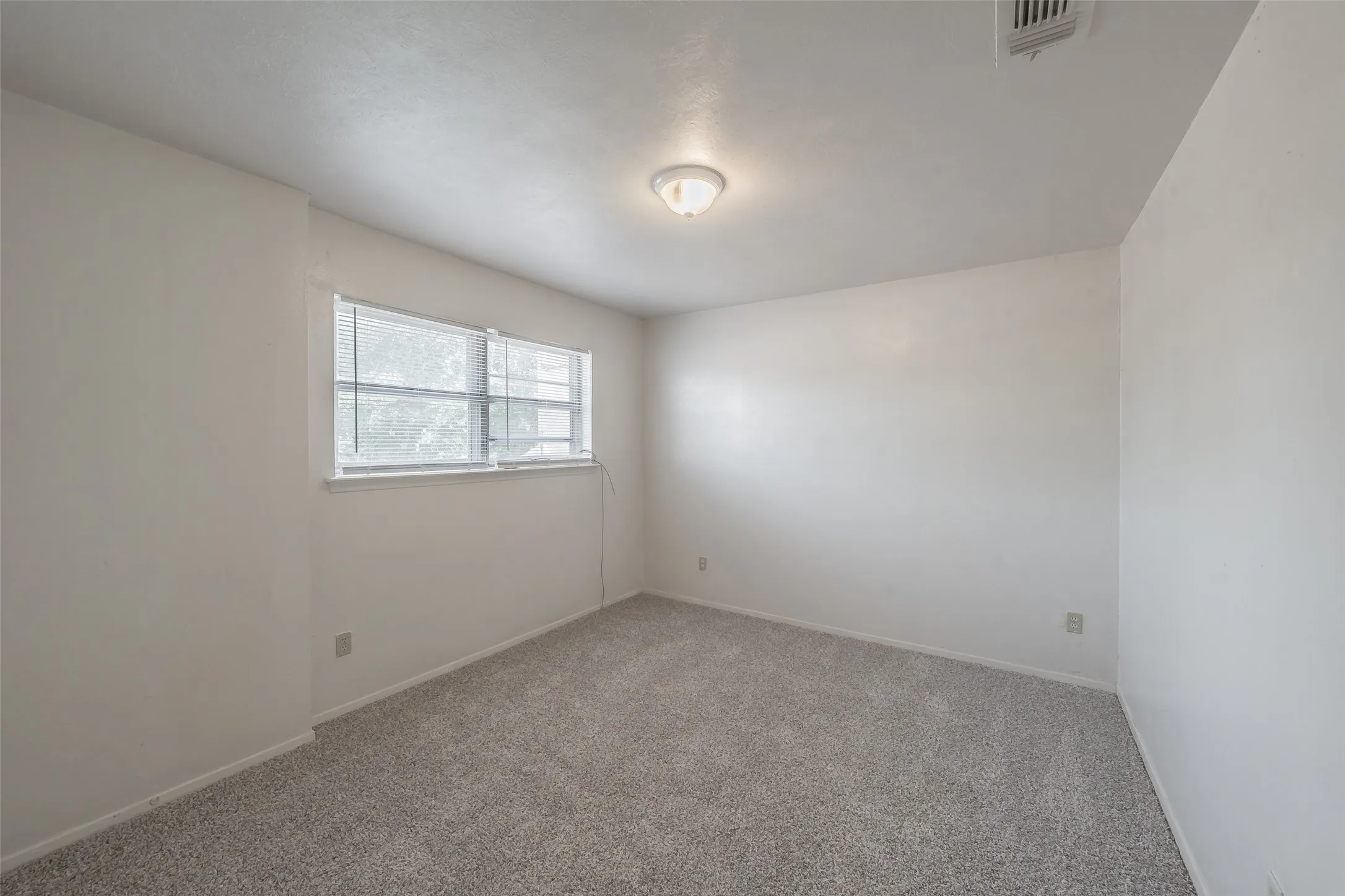 Single Family Residence For Sale in Dallas County , 1821 Ridgeview Street, Mesquite, Texas 75149, 3 Bedroom, 2 Bathroom, Garage spaces, 1,185 Sqft, built in 1973, mls#21295976, Real Estate Agent in Mesquite, Homes For Sale in Dallas county, Homes For Sale in Mesquite, Realtor in Mesquite Texas, Real Estate Brokerage Independent Realty Texas, Luminita Cordes Realtor
