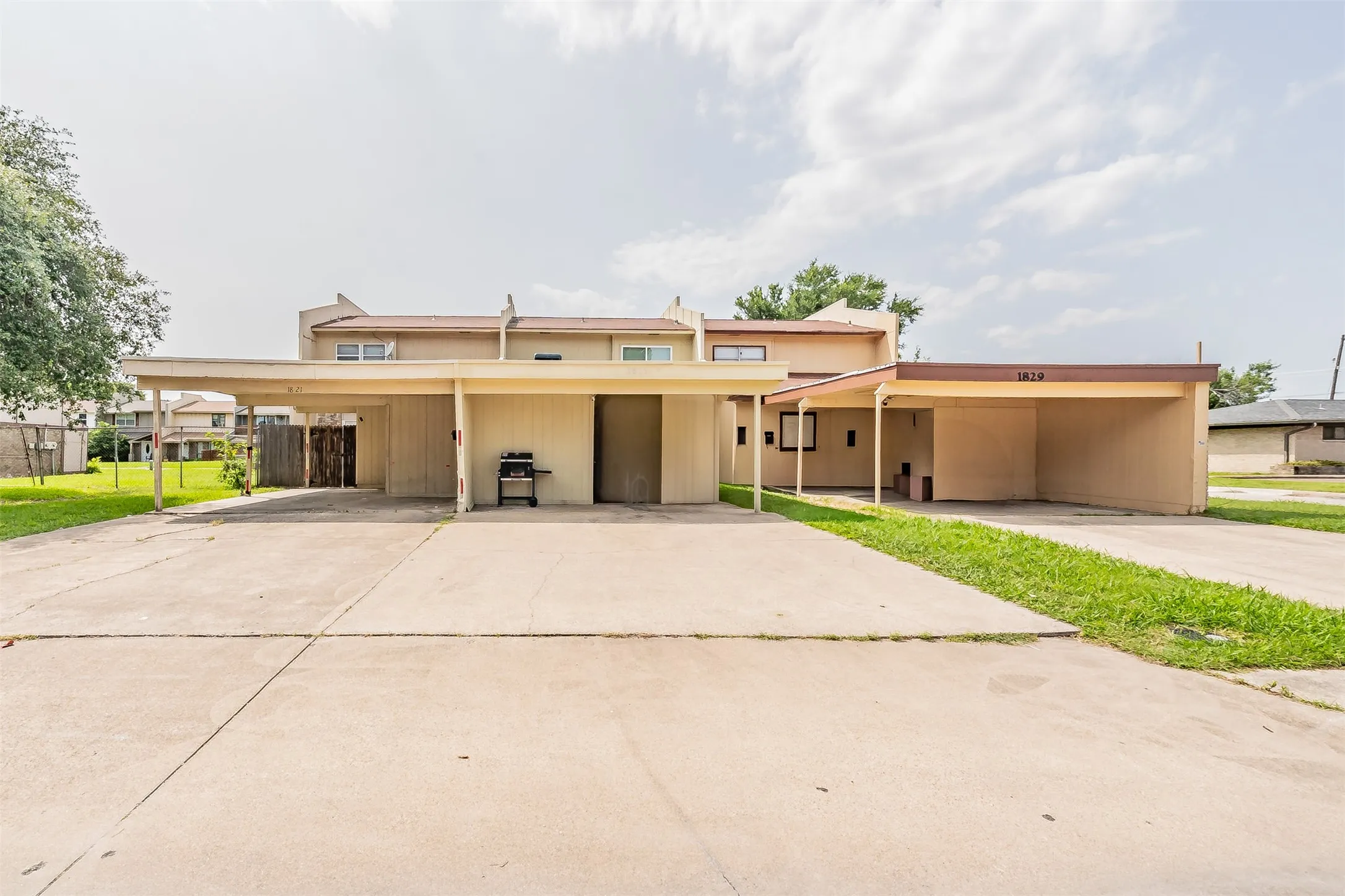 Single Family Residence For Sale in Dallas County , 1821 Ridgeview Street, Mesquite, Texas 75149, 3 Bedroom, 2 Bathroom, Garage spaces, 1,185 Sqft, built in 1973, mls#21295976, Real Estate Agent in Mesquite, Homes For Sale in Dallas county, Homes For Sale in Mesquite, Realtor in Mesquite Texas, Real Estate Brokerage Independent Realty Texas, Luminita Cordes Realtor