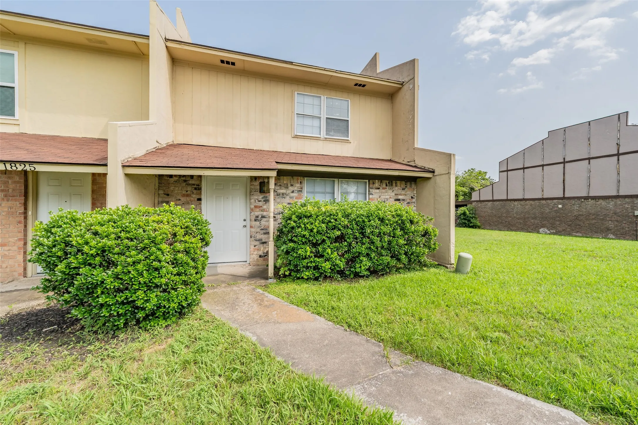 Single Family Residence For Sale in Dallas County , 1821 Ridgeview Street, Mesquite, Texas 75149, 3 Bedroom, 2 Bathroom, Garage spaces, 1,185 Sqft, built in 1973, mls#21295976, Real Estate Agent in Mesquite, Homes For Sale in Dallas county, Homes For Sale in Mesquite, Realtor in Mesquite Texas, Real Estate Brokerage Independent Realty Texas, Luminita Cordes Realtor