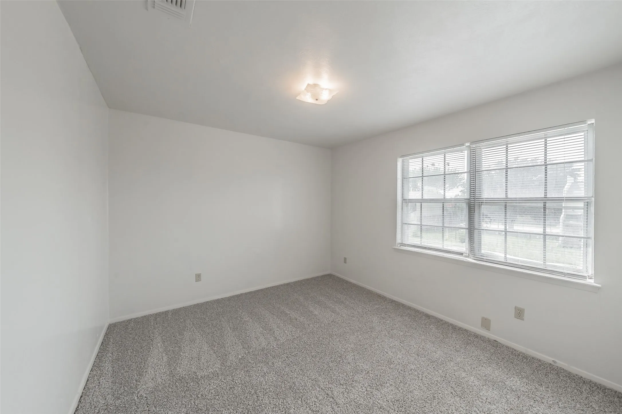 Single Family Residence For Sale in Dallas County , 1821 Ridgeview Street, Mesquite, Texas 75149, 3 Bedroom, 2 Bathroom, Garage spaces, 1,185 Sqft, built in 1973, mls#21295976, Real Estate Agent in Mesquite, Homes For Sale in Dallas county, Homes For Sale in Mesquite, Realtor in Mesquite Texas, Real Estate Brokerage Independent Realty Texas, Luminita Cordes Realtor