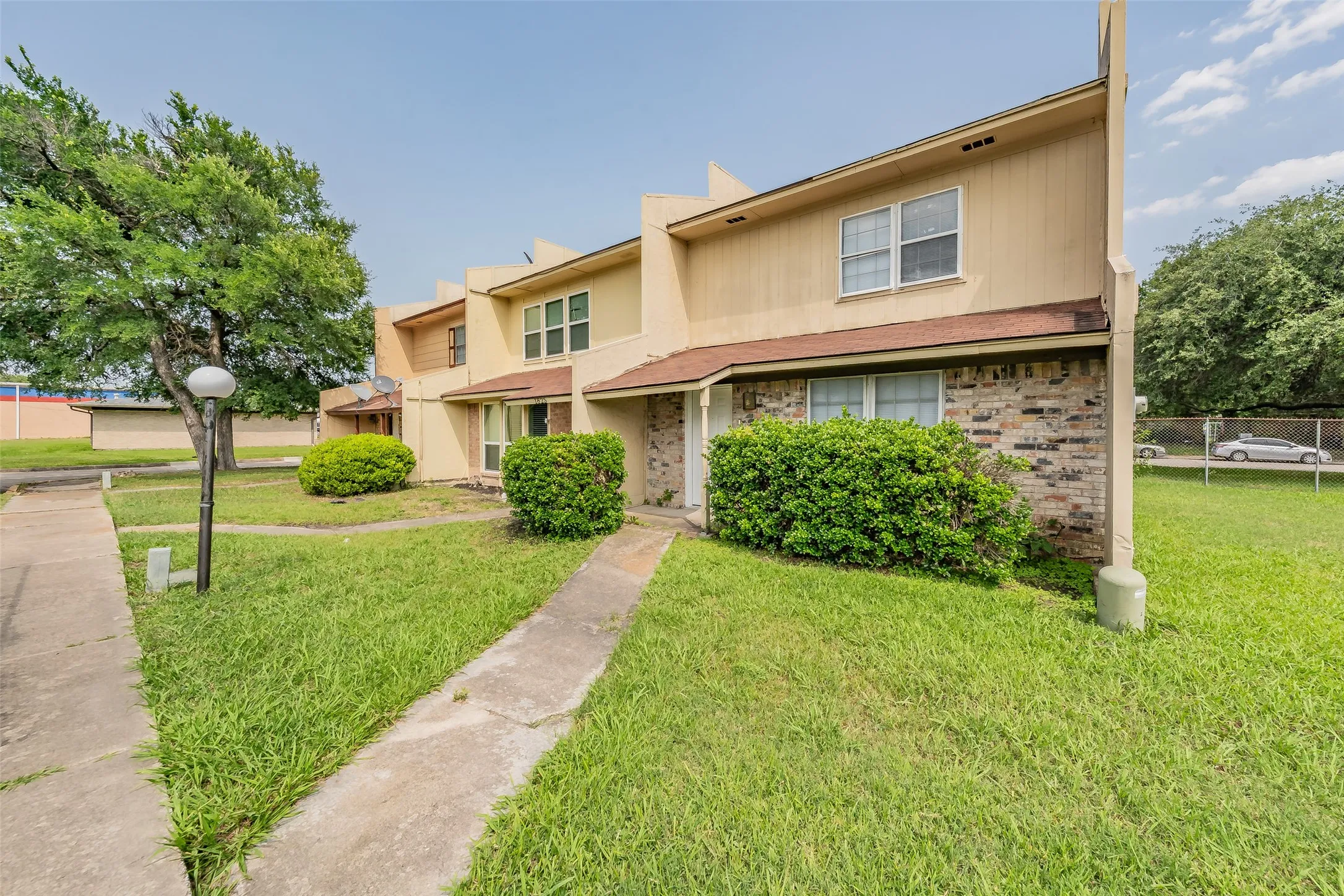 Single Family Residence For Sale in Dallas County , 1821 Ridgeview Street, Mesquite, Texas 75149, 3 Bedroom, 2 Bathroom, Garage spaces, 1,185 Sqft, built in 1973, mls#21295976, Real Estate Agent in Mesquite, Homes For Sale in Dallas county, Homes For Sale in Mesquite, Realtor in Mesquite Texas, Real Estate Brokerage Independent Realty Texas, Luminita Cordes Realtor