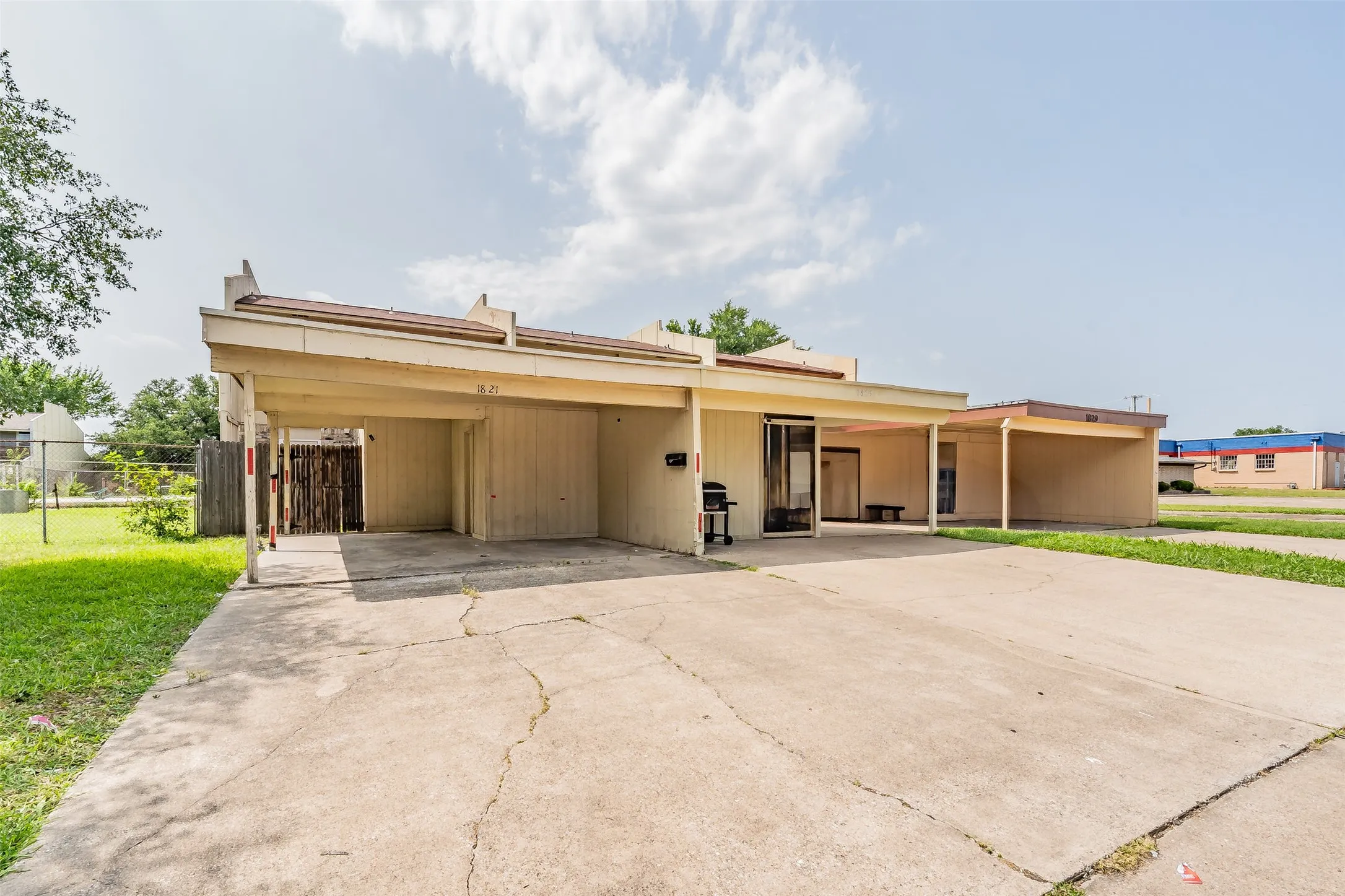 Single Family Residence For Sale in Dallas County , 1821 Ridgeview Street, Mesquite, Texas 75149, 3 Bedroom, 2 Bathroom, Garage spaces, 1,185 Sqft, built in 1973, mls#21295976, Real Estate Agent in Mesquite, Homes For Sale in Dallas county, Homes For Sale in Mesquite, Realtor in Mesquite Texas, Real Estate Brokerage Independent Realty Texas, Luminita Cordes Realtor