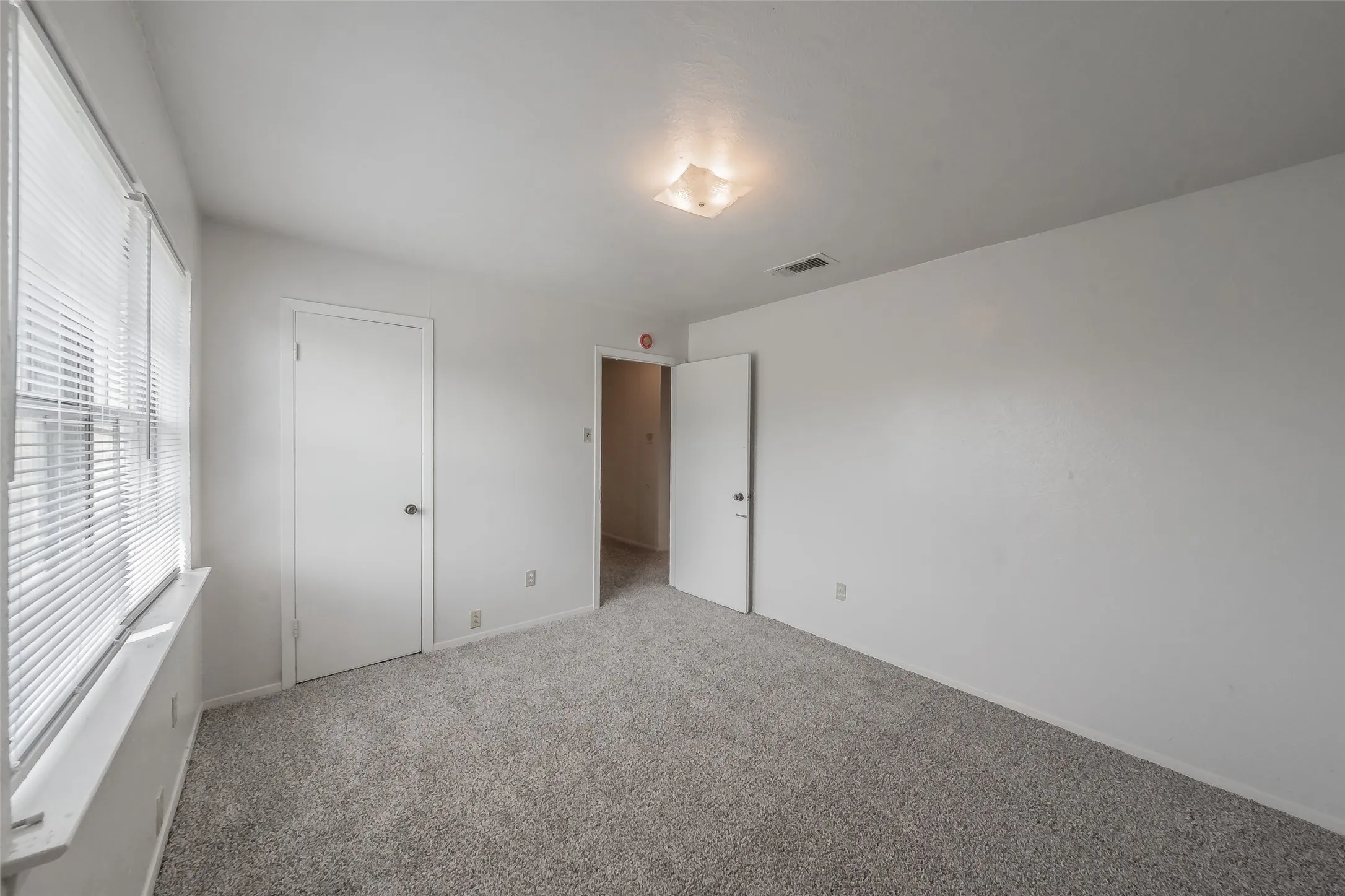 Single Family Residence For Sale in Dallas County , 1821 Ridgeview Street, Mesquite, Texas 75149, 3 Bedroom, 2 Bathroom, Garage spaces, 1,185 Sqft, built in 1973, mls#21295976, Real Estate Agent in Mesquite, Homes For Sale in Dallas county, Homes For Sale in Mesquite, Realtor in Mesquite Texas, Real Estate Brokerage Independent Realty Texas, Luminita Cordes Realtor
