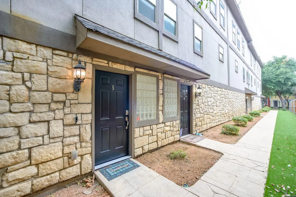 Townhouse For Rent in Dallas County , 4110 Mckinney Avenue 5, Dallas, Texas 75204, 2 Bedroom, 3 Bathroom, 2 Garage spaces, 1,941 Sqft, built in 2006, mls#21289618, Real Estate Agent in Dallas, Homes For Rent in Dallas county, Homes For Rent in Dallas, Realtor in Dallas Texas, Real Estate Brokerage Independent Realty Texas, Luminita Cordes Realtor