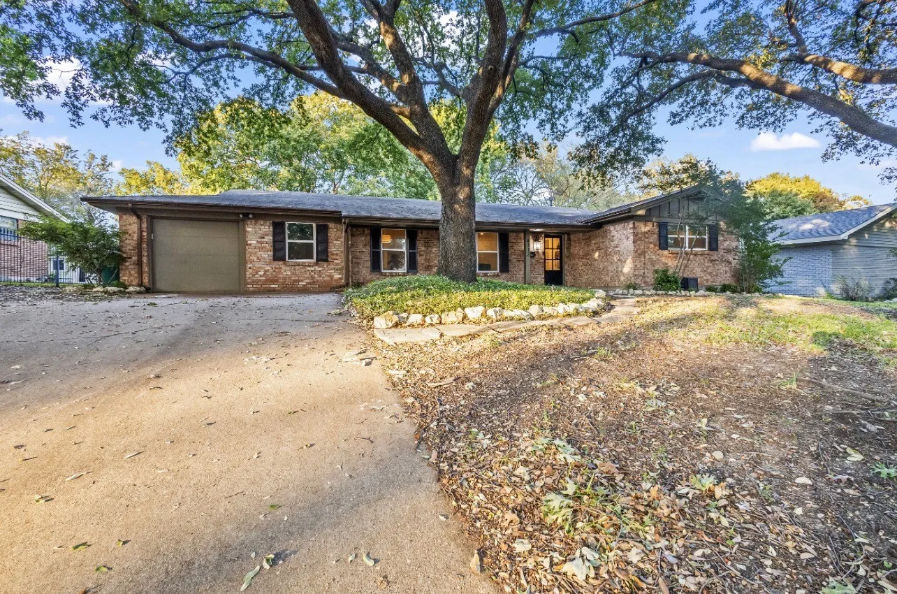 Single Family Residence For Sale in Tarrant County , 4112 Selkirk Drive W, Fort Worth, Texas 76109, 4 Bedroom, 3 Bathroom, Garage spaces, 2,099 Sqft, built in 1960, mls#21295999, Real Estate Agent in Fort Worth, Homes For Sale in Tarrant county, Homes For Sale in Fort Worth, Realtor in Fort Worth Texas, Real Estate Brokerage Independent Realty Texas, Luminita Cordes Realtor