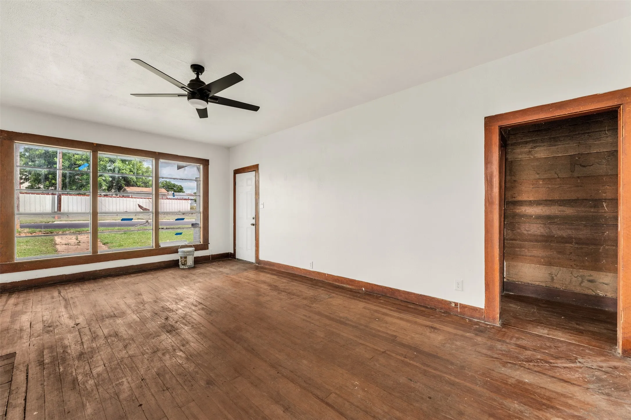 Single Family Residence For Sale in Coryell County , 210 S 5th Street, Gatesville, Texas 76528, 3 Bedroom, 1 Bathroom, Garage spaces, 1,778 Sqft, built in 1925, mls#21296000, Real Estate Agent in Gatesville, Homes For Sale in Coryell county, Homes For Sale in Gatesville, Realtor in Gatesville Texas, Real Estate Brokerage Independent Realty Texas, Luminita Cordes Realtor