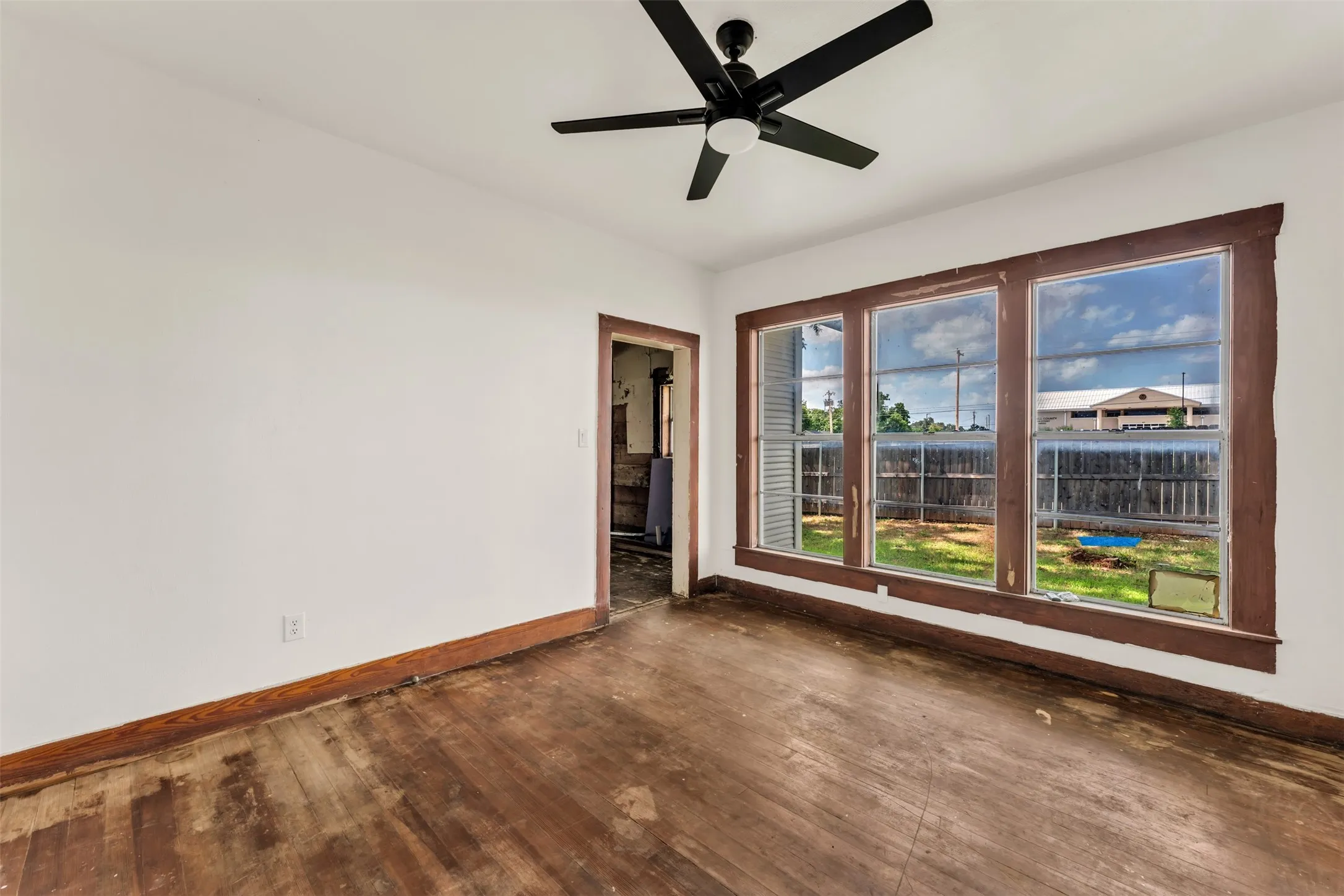 Single Family Residence For Sale in Coryell County , 210 S 5th Street, Gatesville, Texas 76528, 3 Bedroom, 1 Bathroom, Garage spaces, 1,778 Sqft, built in 1925, mls#21296000, Real Estate Agent in Gatesville, Homes For Sale in Coryell county, Homes For Sale in Gatesville, Realtor in Gatesville Texas, Real Estate Brokerage Independent Realty Texas, Luminita Cordes Realtor