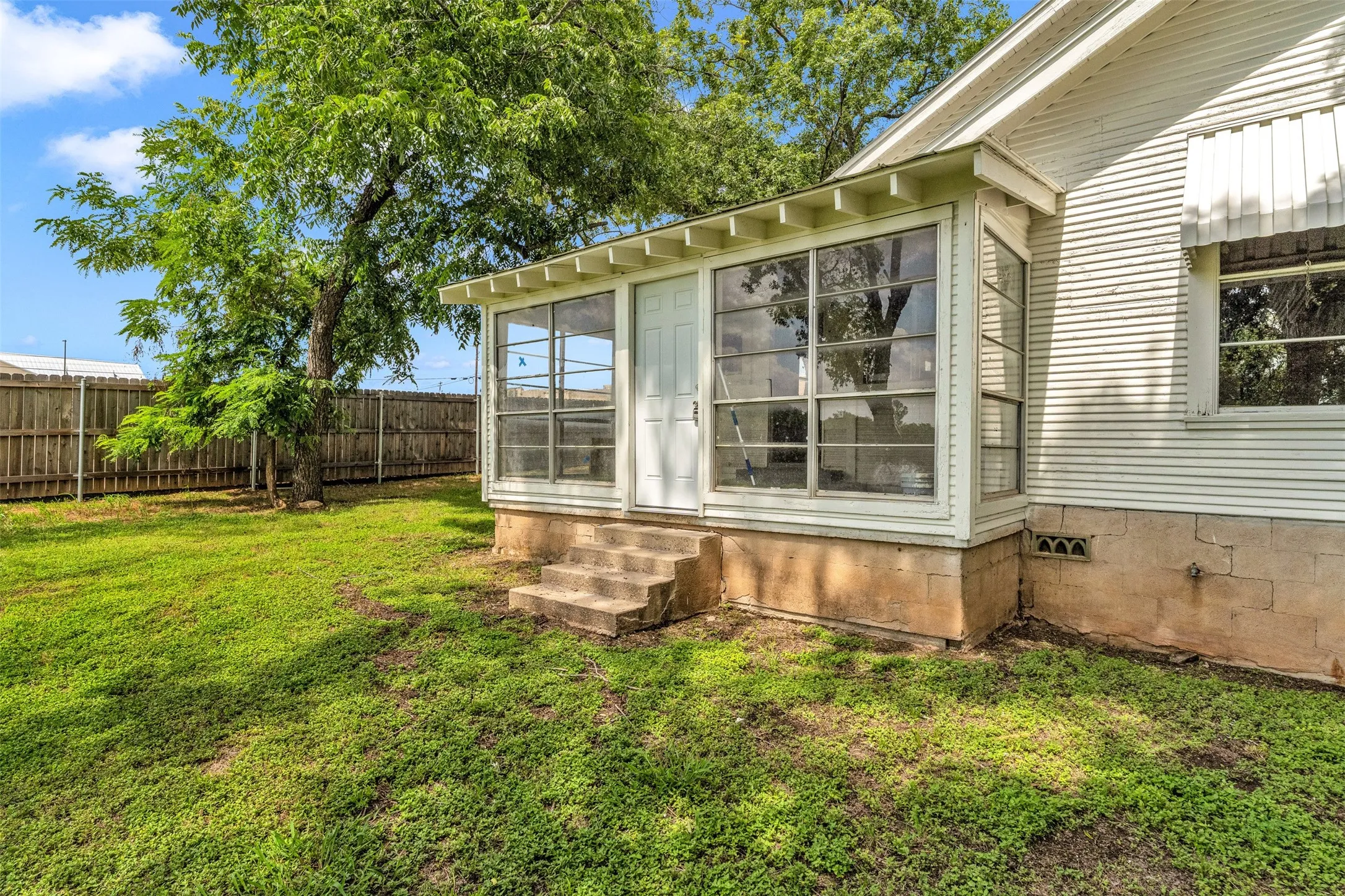 Single Family Residence For Sale in Coryell County , 210 S 5th Street, Gatesville, Texas 76528, 3 Bedroom, 1 Bathroom, Garage spaces, 1,778 Sqft, built in 1925, mls#21296000, Real Estate Agent in Gatesville, Homes For Sale in Coryell county, Homes For Sale in Gatesville, Realtor in Gatesville Texas, Real Estate Brokerage Independent Realty Texas, Luminita Cordes Realtor