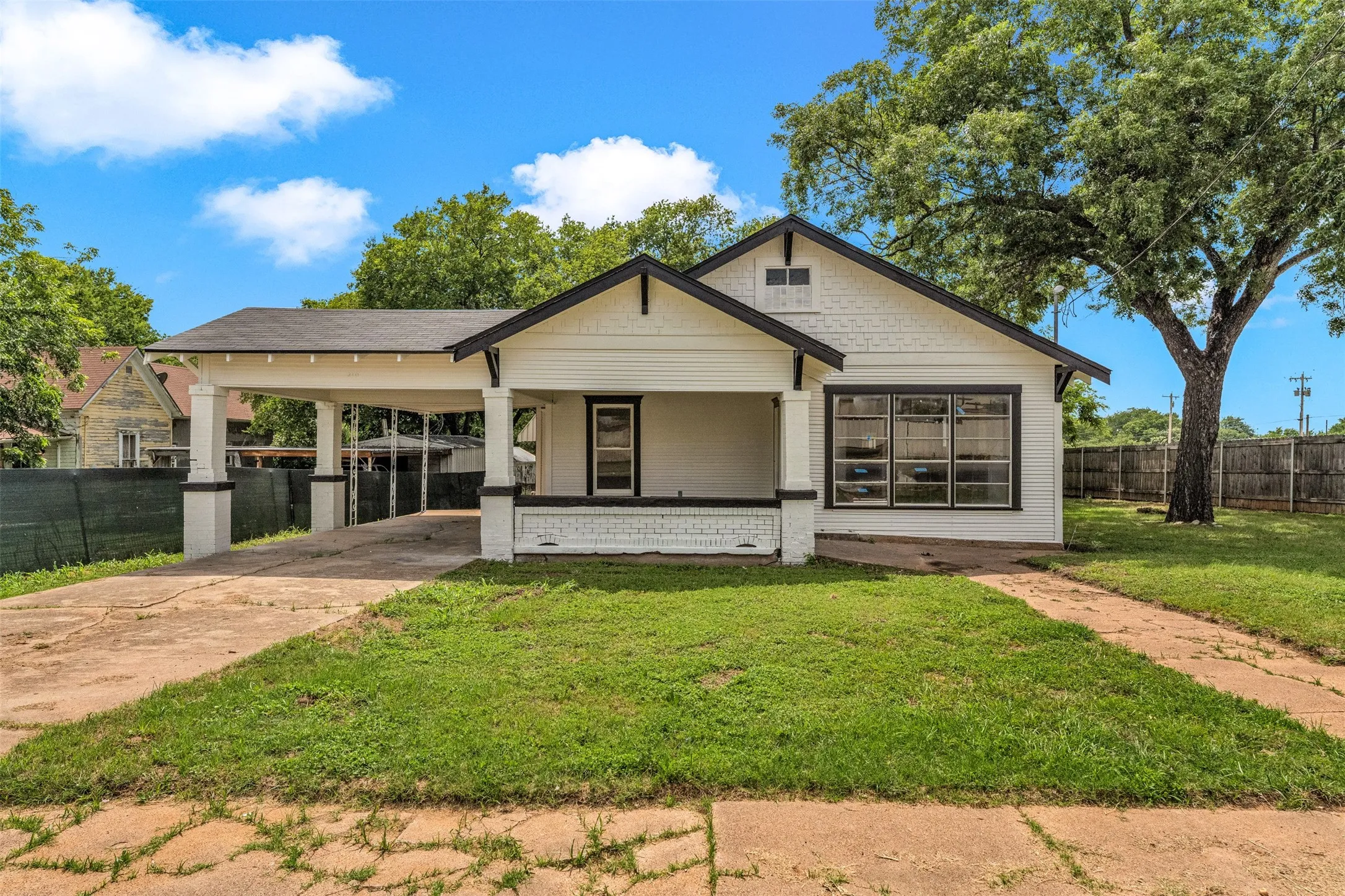 Single Family Residence For Sale in Coryell County , 210 S 5th Street, Gatesville, Texas 76528, 3 Bedroom, 1 Bathroom, Garage spaces, 1,778 Sqft, built in 1925, mls#21296000, Real Estate Agent in Gatesville, Homes For Sale in Coryell county, Homes For Sale in Gatesville, Realtor in Gatesville Texas, Real Estate Brokerage Independent Realty Texas, Luminita Cordes Realtor