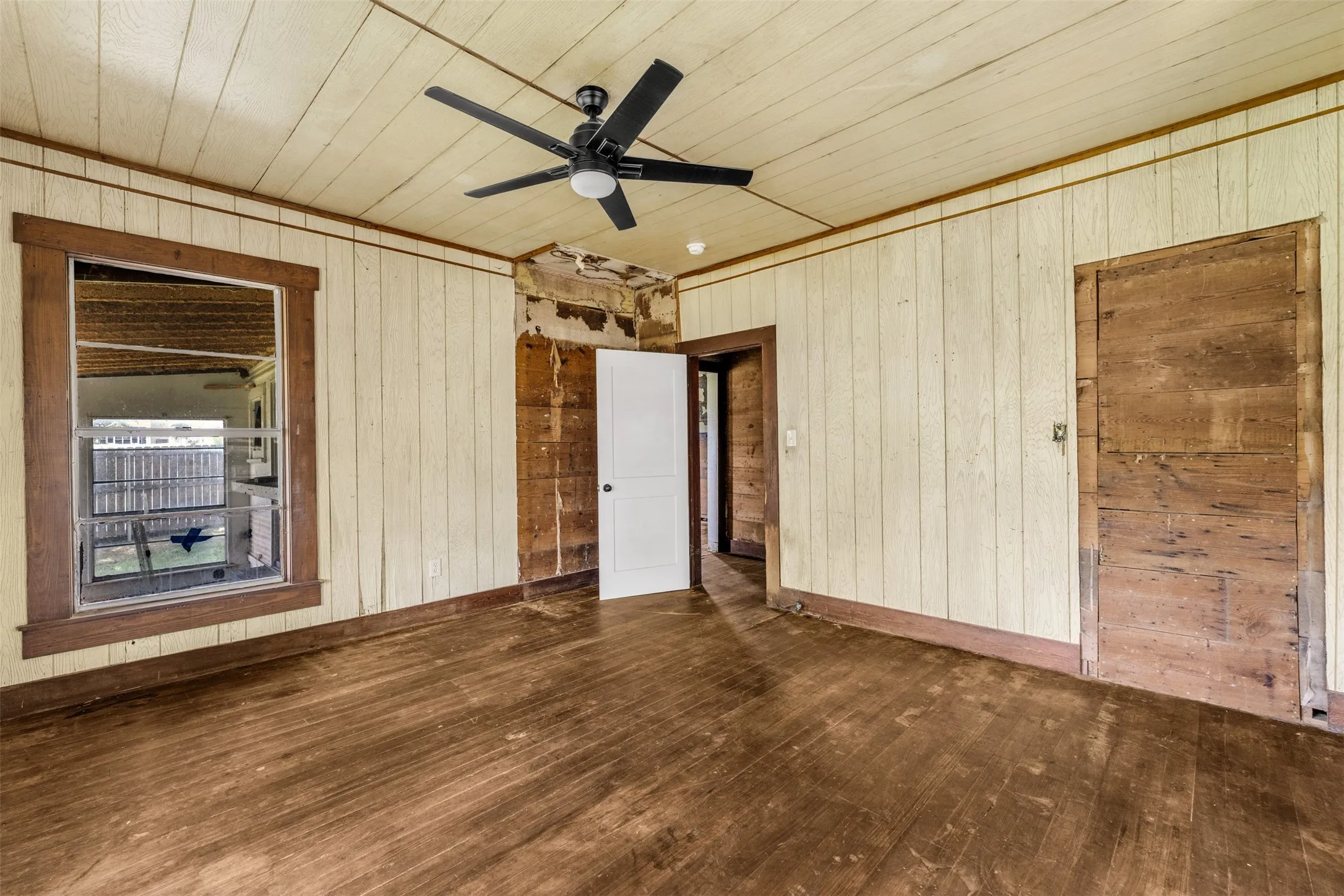 Single Family Residence For Sale in Coryell County , 210 S 5th Street, Gatesville, Texas 76528, 3 Bedroom, 1 Bathroom, Garage spaces, 1,778 Sqft, built in 1925, mls#21296000, Real Estate Agent in Gatesville, Homes For Sale in Coryell county, Homes For Sale in Gatesville, Realtor in Gatesville Texas, Real Estate Brokerage Independent Realty Texas, Luminita Cordes Realtor