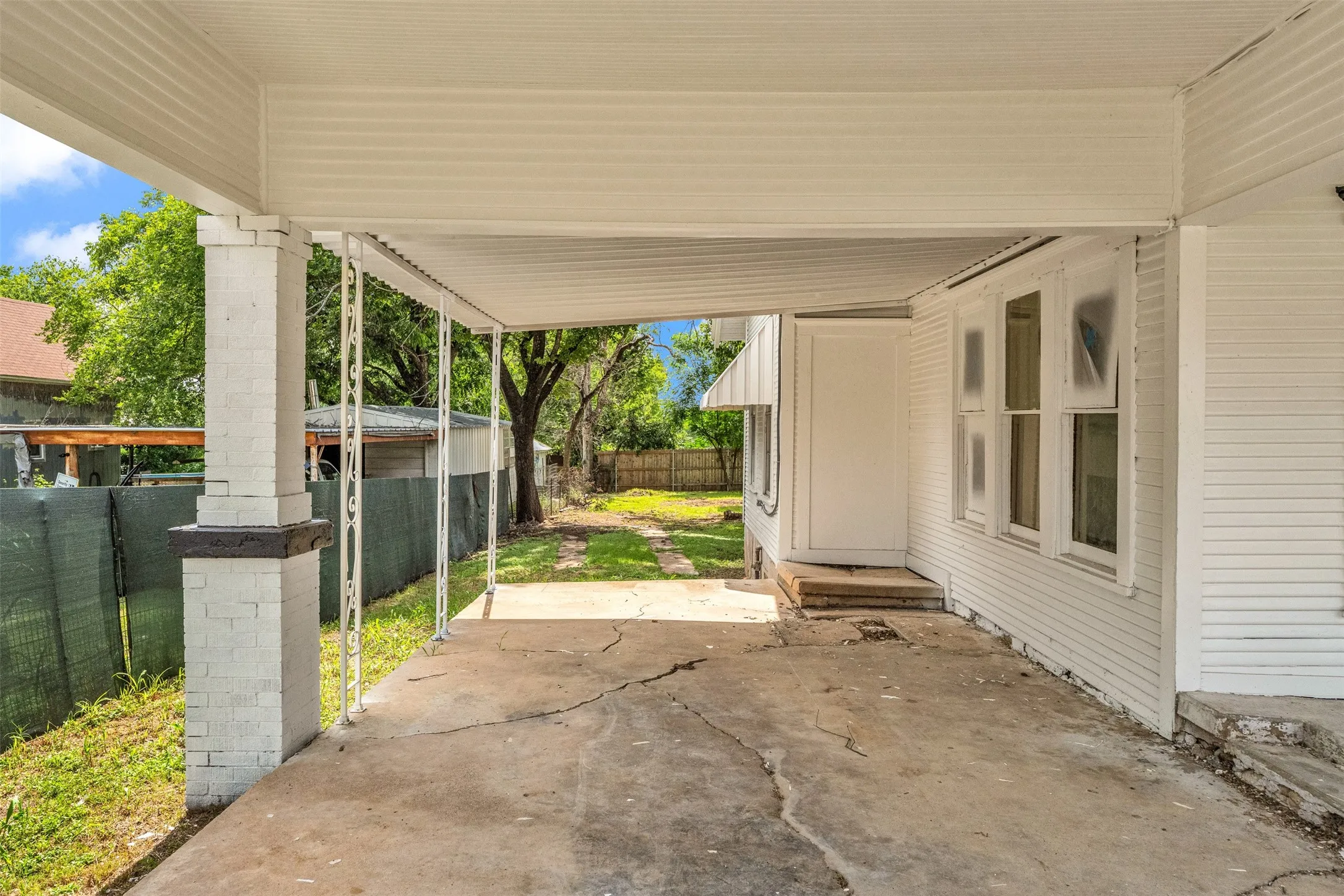 Single Family Residence For Sale in Coryell County , 210 S 5th Street, Gatesville, Texas 76528, 3 Bedroom, 1 Bathroom, Garage spaces, 1,778 Sqft, built in 1925, mls#21296000, Real Estate Agent in Gatesville, Homes For Sale in Coryell county, Homes For Sale in Gatesville, Realtor in Gatesville Texas, Real Estate Brokerage Independent Realty Texas, Luminita Cordes Realtor