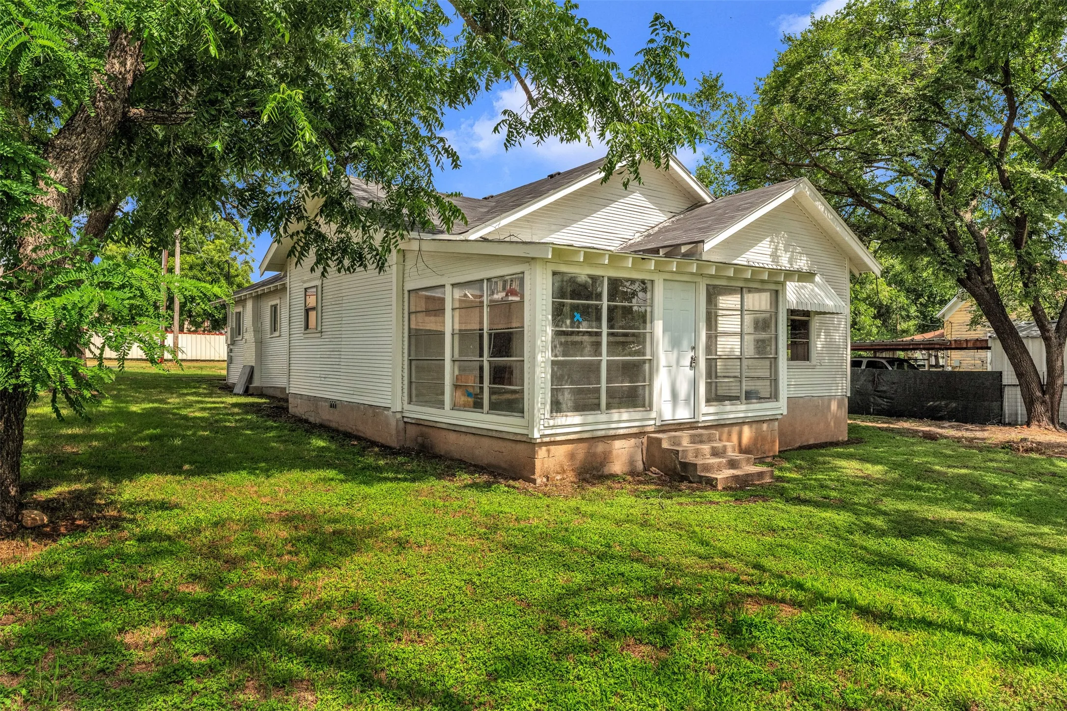 Single Family Residence For Sale in Coryell County , 210 S 5th Street, Gatesville, Texas 76528, 3 Bedroom, 1 Bathroom, Garage spaces, 1,778 Sqft, built in 1925, mls#21296000, Real Estate Agent in Gatesville, Homes For Sale in Coryell county, Homes For Sale in Gatesville, Realtor in Gatesville Texas, Real Estate Brokerage Independent Realty Texas, Luminita Cordes Realtor