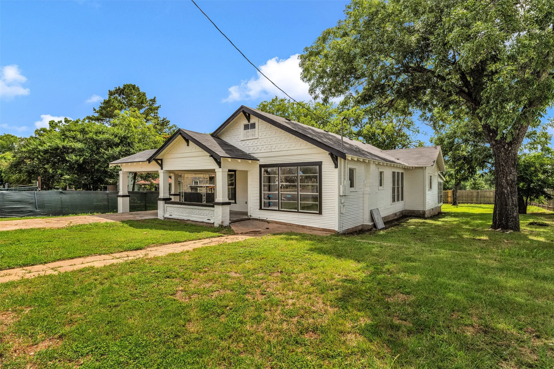 Single Family Residence For Sale in Coryell County , 210 S 5th Street, Gatesville, Texas 76528, 3 Bedroom, 1 Bathroom, Garage spaces, 1,778 Sqft, built in 1925, mls#21296000, Real Estate Agent in Gatesville, Homes For Sale in Coryell county, Homes For Sale in Gatesville, Realtor in Gatesville Texas, Real Estate Brokerage Independent Realty Texas, Luminita Cordes Realtor