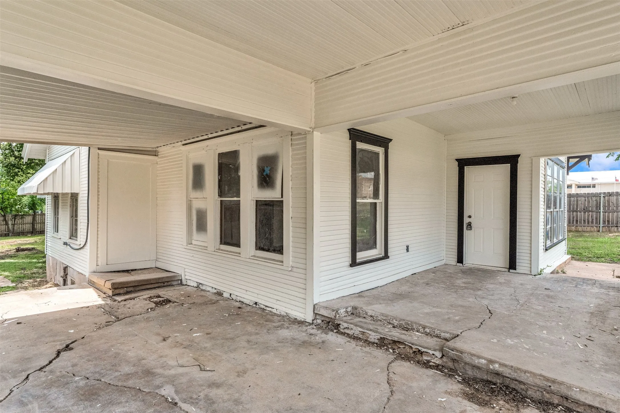 Single Family Residence For Sale in Coryell County , 210 S 5th Street, Gatesville, Texas 76528, 3 Bedroom, 1 Bathroom, Garage spaces, 1,778 Sqft, built in 1925, mls#21296000, Real Estate Agent in Gatesville, Homes For Sale in Coryell county, Homes For Sale in Gatesville, Realtor in Gatesville Texas, Real Estate Brokerage Independent Realty Texas, Luminita Cordes Realtor
