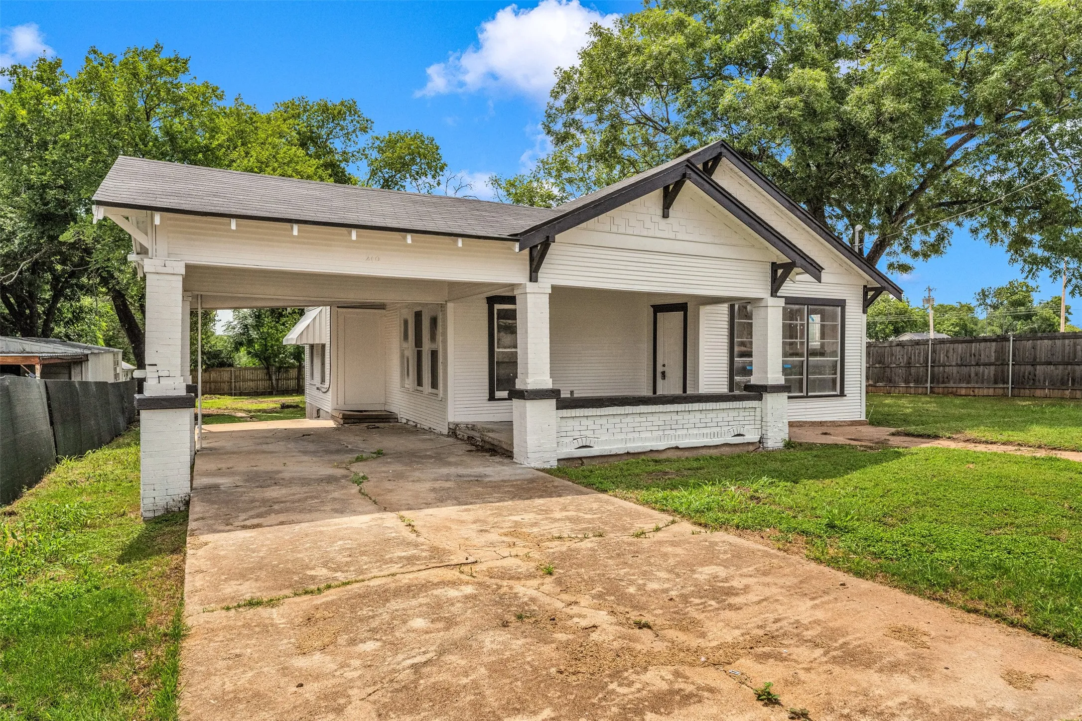 Single Family Residence For Sale in Coryell County , 210 S 5th Street, Gatesville, Texas 76528, 3 Bedroom, 1 Bathroom, Garage spaces, 1,778 Sqft, built in 1925, mls#21296000, Real Estate Agent in Gatesville, Homes For Sale in Coryell county, Homes For Sale in Gatesville, Realtor in Gatesville Texas, Real Estate Brokerage Independent Realty Texas, Luminita Cordes Realtor
