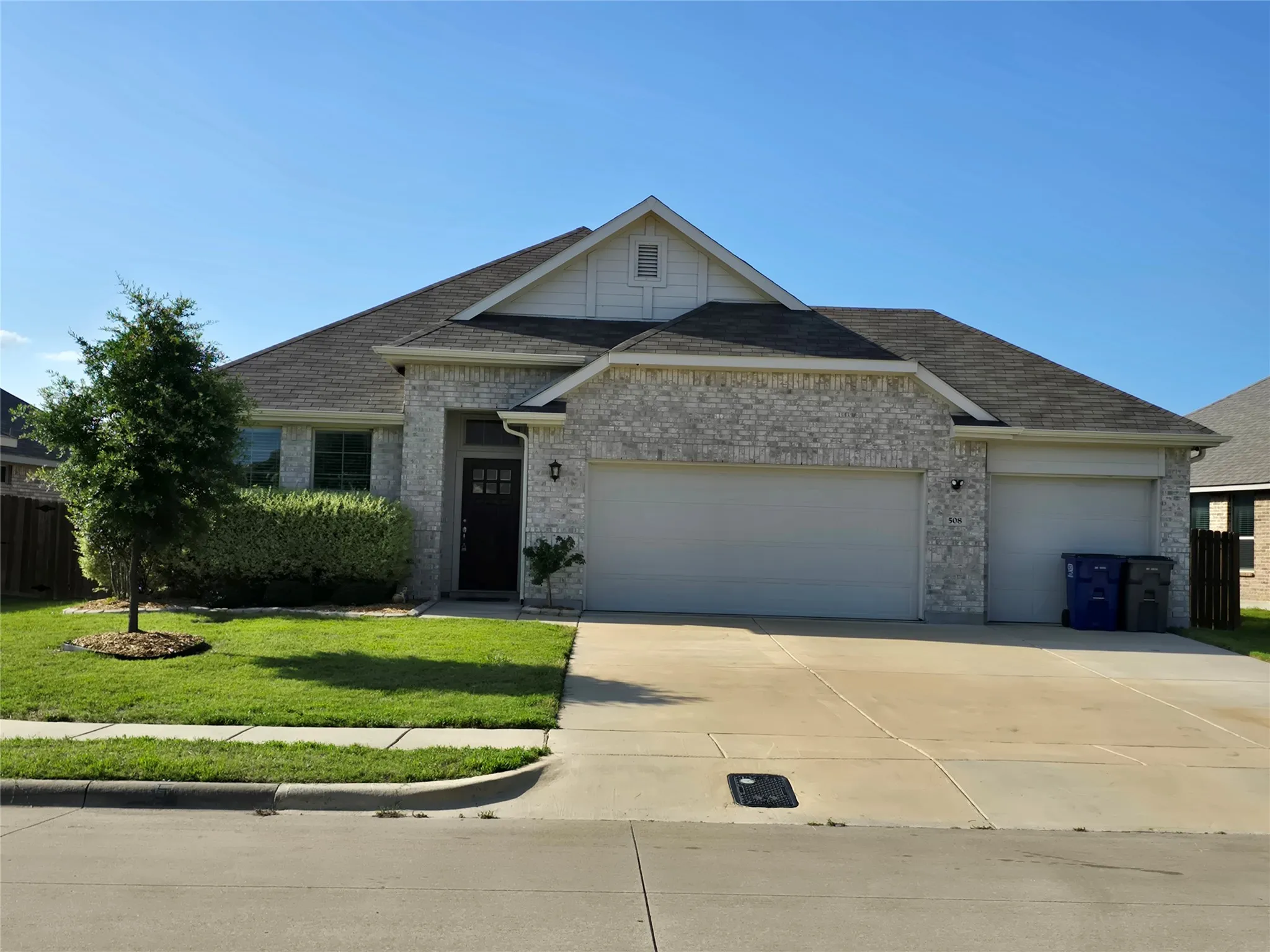 Single Family Residence For Sale in Grayson County , 508 Williams Way, Van Alstyne, Texas 75495, 4 Bedroom, 2 Bathroom, 3 Garage spaces, 2,144 Sqft, built in 2021, mls#21296006, Real Estate Agent in Van Alstyne, Homes For Sale in Grayson county, Homes For Sale in Van Alstyne, Realtor in Van Alstyne Texas, Real Estate Brokerage Independent Realty Texas, Luminita Cordes Realtor