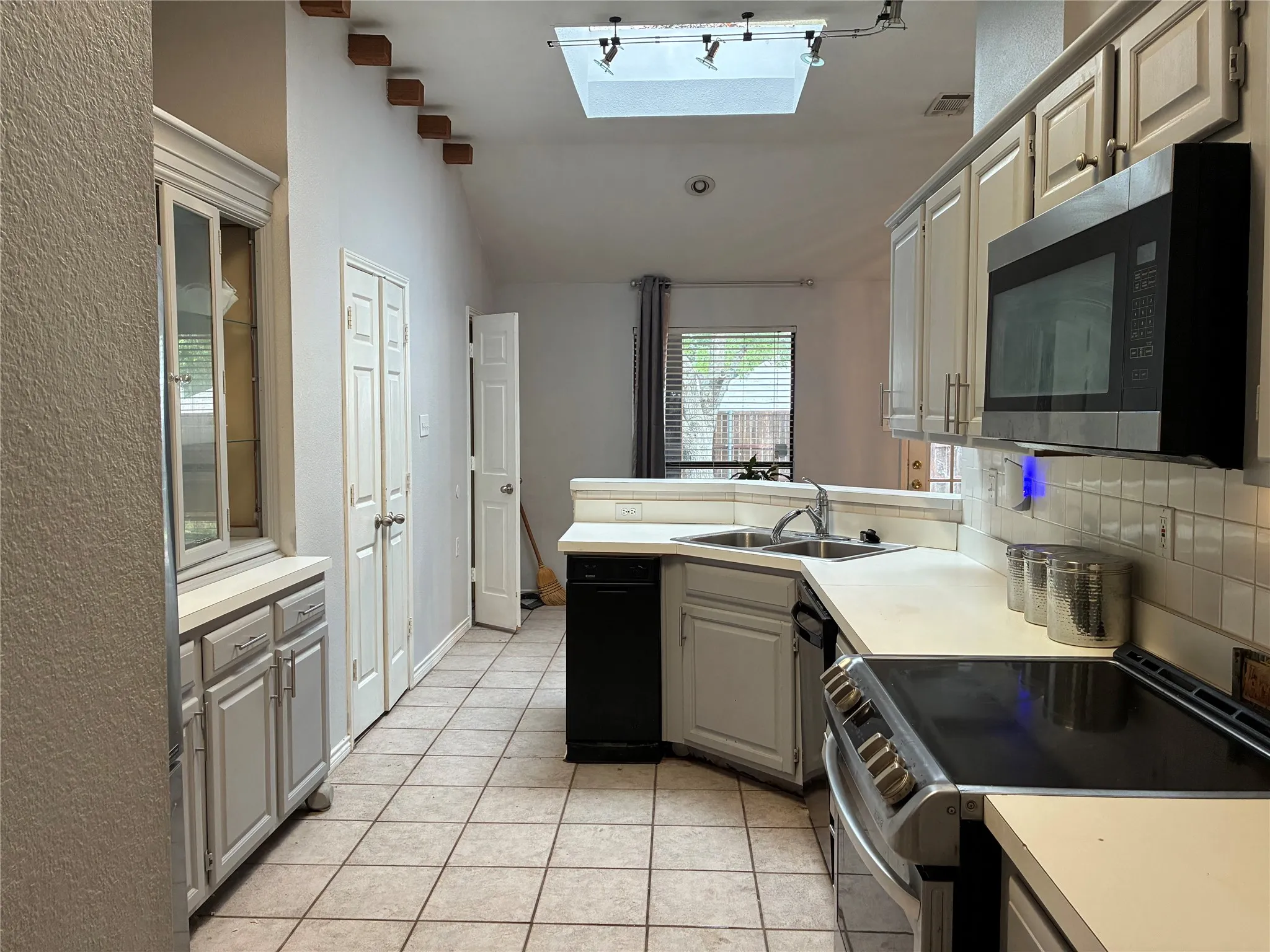 Single Family Residence For Sale in Dallas County , 1332 Boyd Street, Cedar Hill, Texas 75104, 3 Bedroom, 2 Bathroom, 2 Garage spaces, 1,580 Sqft, built in 1991, mls#21296021, Real Estate Agent in Cedar Hill, Homes For Sale in Dallas county, Homes For Sale in Cedar Hill, Realtor in Cedar Hill Texas, Real Estate Brokerage Independent Realty Texas, Luminita Cordes Realtor