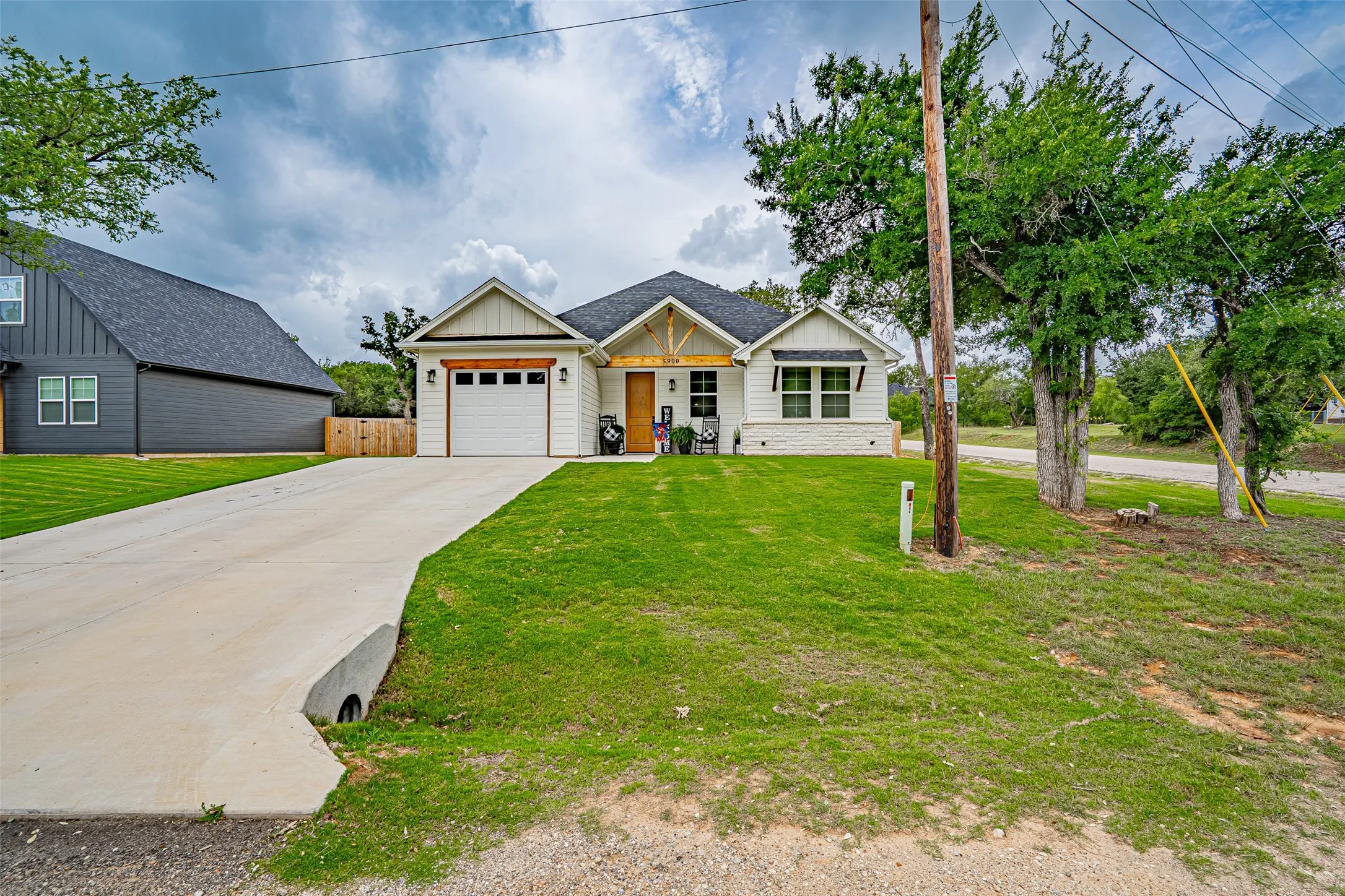 Single Family Residence For Sale in Hood County , 5900 S Lakeside Hills Court, Granbury, Texas 76048, 3 Bedroom, 2 Bathroom, 1 Garage spaces, 1,425 Sqft, built in 2024, mls#21295852, Real Estate Agent in Granbury, Homes For Sale in Hood county, Homes For Sale in Granbury, Realtor in Granbury Texas, Real Estate Brokerage Independent Realty Texas, Luminita Cordes Realtor