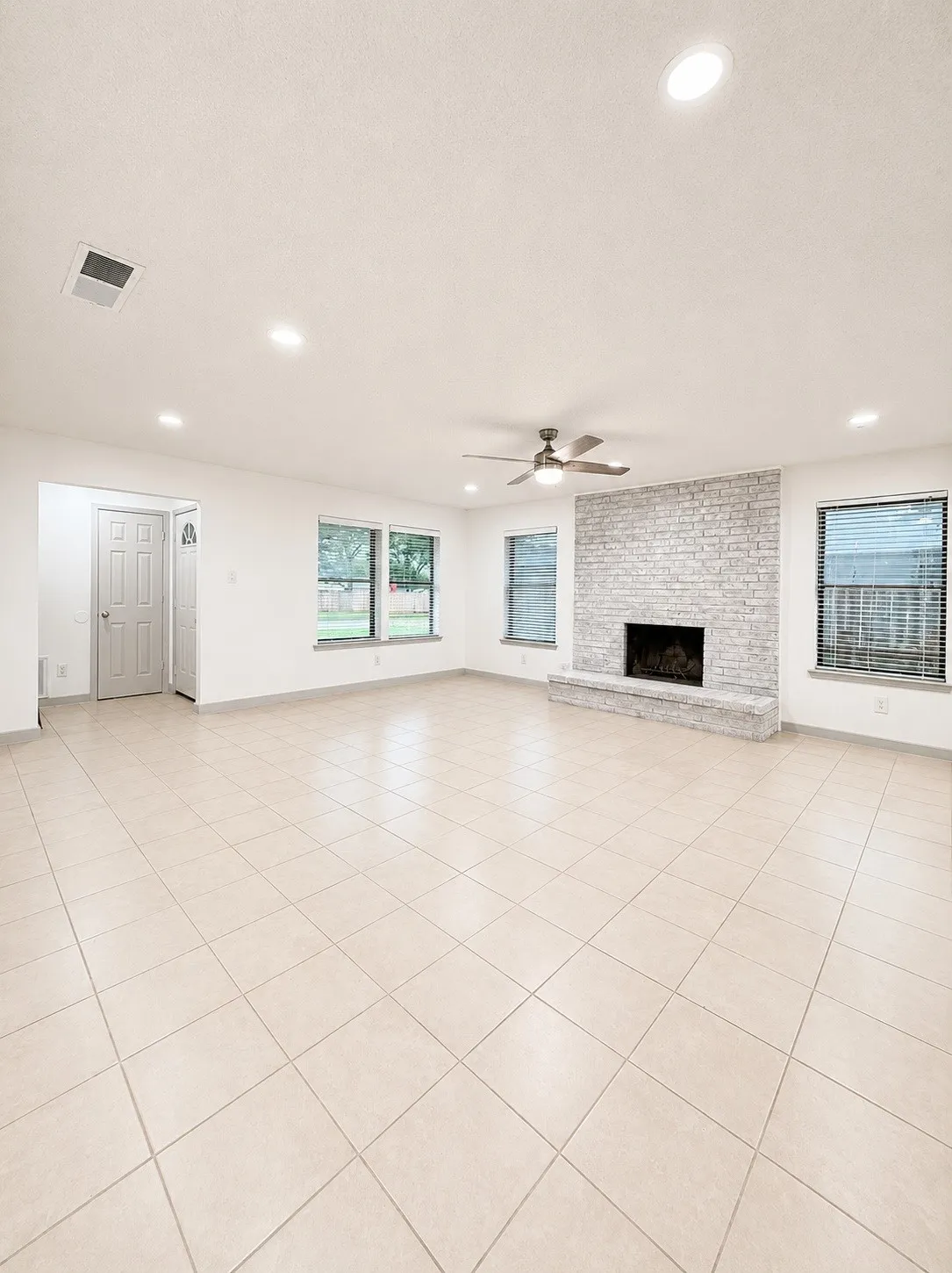 Duplex For Rent in Tarrant County , 4413 Menzer Road, Fort Worth, Texas 76103, 3 Bedrooms, 2 Bathrooms, 2 Garage spaces, 1,430 Sqft, built in 1978, Price $2,050, mls#21296044, Real Estate Agent in Fort Worth, Homes For Rent in Tarrant county, Homes For Rent in Fort Worth, Realtor in Fort Worth Texas, Real Estate Brokerage Independent Realty Texas, Luminita Cordes Realtor