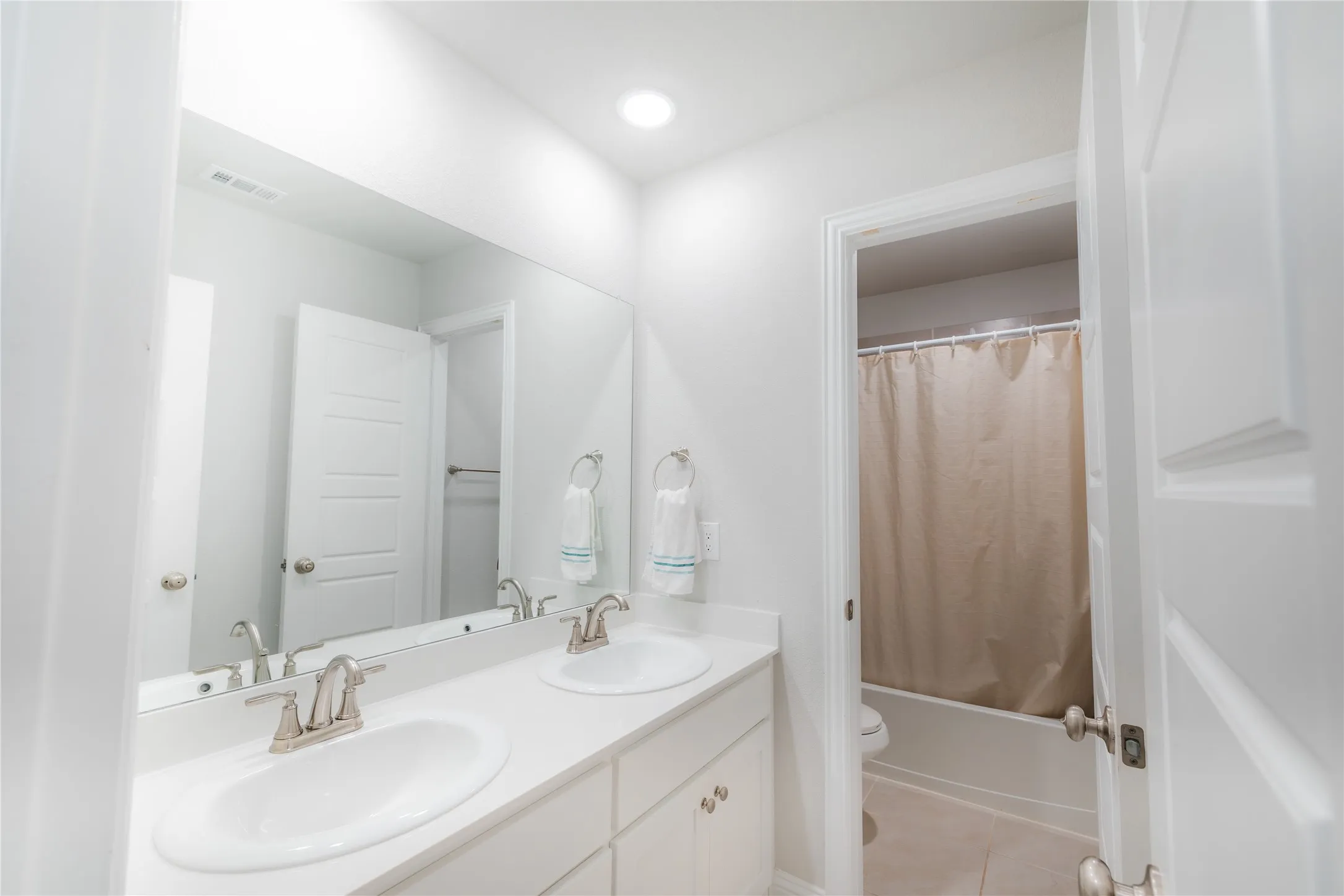 Single Family Residence For Sale in Hunt County , 8110 Honeywell, Greenville, Texas 75402, 5 Bedroom, 2 Bathroom, 2 Garage spaces, 2,355 Sqft, built in 2024, mls#21296069, Real Estate Agent in Greenville, Homes For Sale in Hunt county, Homes For Sale in Greenville, Realtor in Greenville Texas, Real Estate Brokerage Independent Realty Texas, Luminita Cordes Realtor