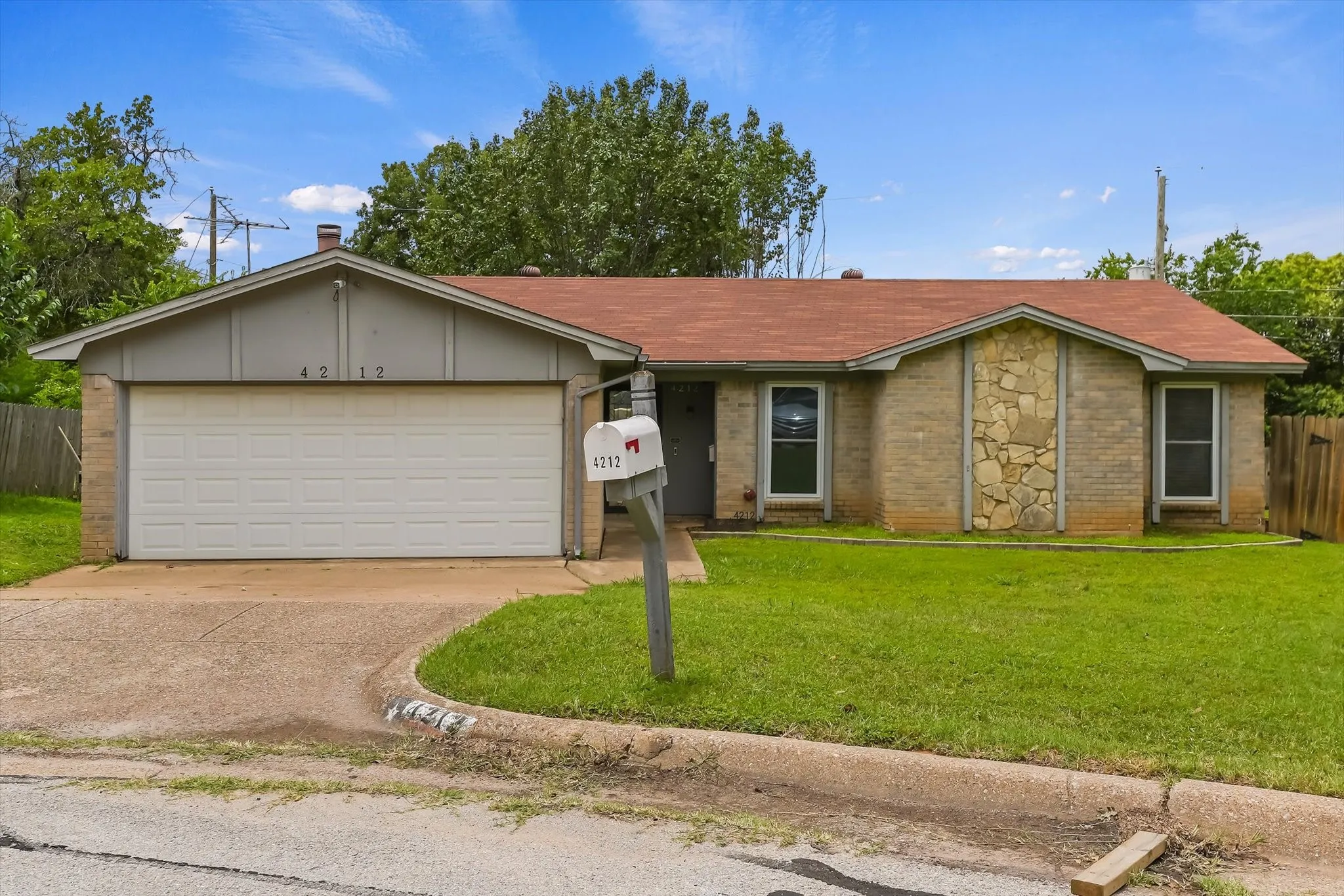 Single Family Residence For Sale in Tarrant County , 4212 Selina Court, Arlington, Texas 76016, 3 Bedroom, 2 Bathroom, 2 Garage spaces, 1,511 Sqft, built in 1979, mls#21294770, Real Estate Agent in Arlington, Homes For Sale in Tarrant county, Homes For Sale in Arlington, Realtor in Arlington Texas, Real Estate Brokerage Independent Realty Texas, Luminita Cordes Realtor