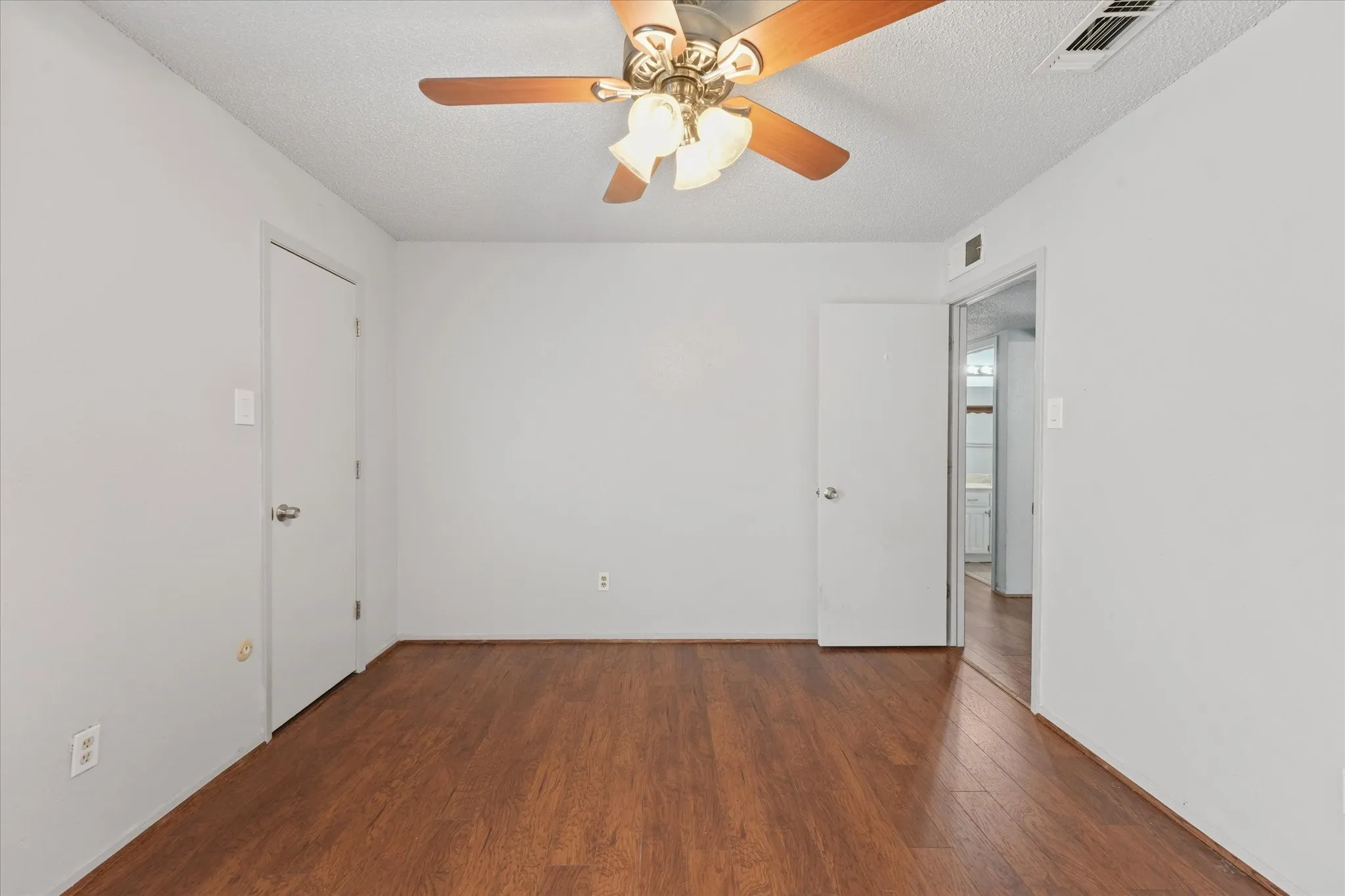 Single Family Residence For Sale in Tarrant County , 4212 Selina Court, Arlington, Texas 76016, 3 Bedroom, 2 Bathroom, 2 Garage spaces, 1,511 Sqft, built in 1979, mls#21294770, Real Estate Agent in Arlington, Homes For Sale in Tarrant county, Homes For Sale in Arlington, Realtor in Arlington Texas, Real Estate Brokerage Independent Realty Texas, Luminita Cordes Realtor