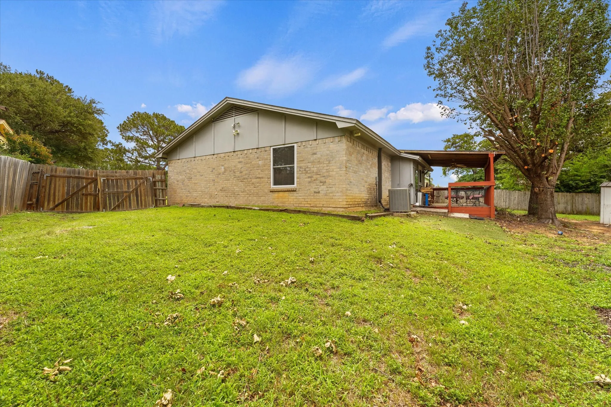 Single Family Residence For Sale in Tarrant County , 4212 Selina Court, Arlington, Texas 76016, 3 Bedroom, 2 Bathroom, 2 Garage spaces, 1,511 Sqft, built in 1979, mls#21294770, Real Estate Agent in Arlington, Homes For Sale in Tarrant county, Homes For Sale in Arlington, Realtor in Arlington Texas, Real Estate Brokerage Independent Realty Texas, Luminita Cordes Realtor
