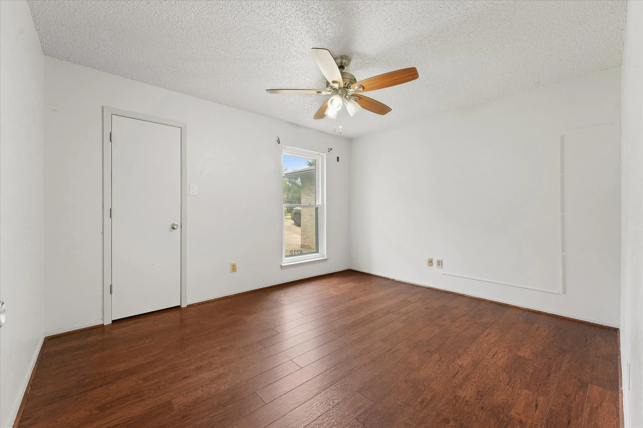 Single Family Residence For Sale in Tarrant County , 4212 Selina Court, Arlington, Texas 76016, 3 Bedroom, 2 Bathroom, 2 Garage spaces, 1,511 Sqft, built in 1979, mls#21294770, Real Estate Agent in Arlington, Homes For Sale in Tarrant county, Homes For Sale in Arlington, Realtor in Arlington Texas, Real Estate Brokerage Independent Realty Texas, Luminita Cordes Realtor
