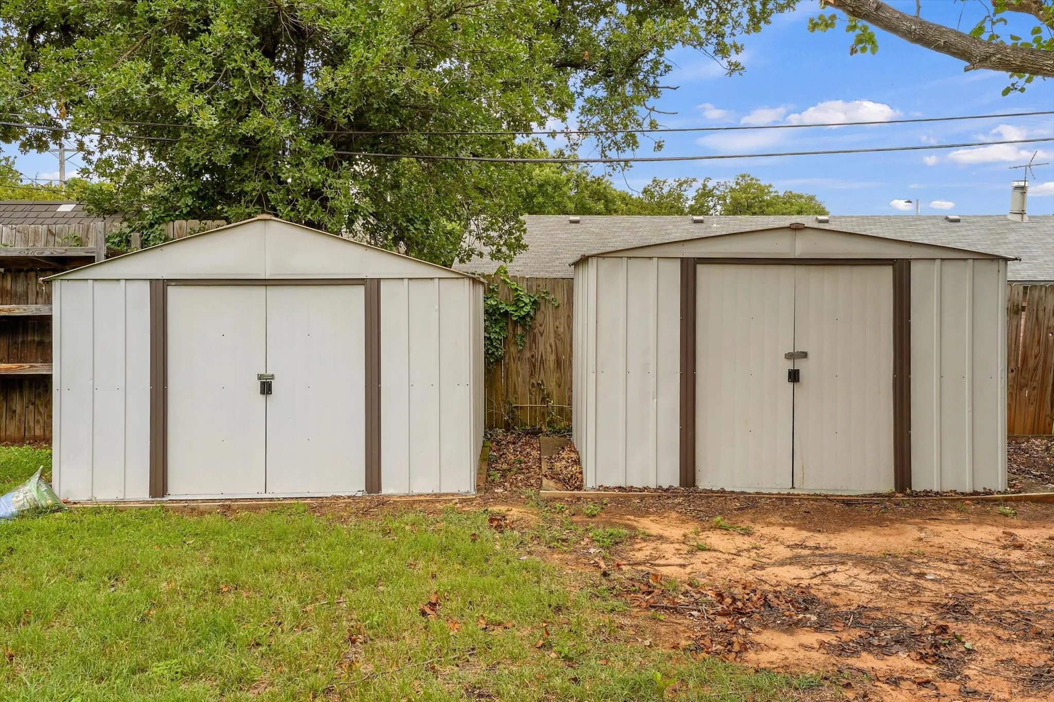 Single Family Residence For Sale in Tarrant County , 4212 Selina Court, Arlington, Texas 76016, 3 Bedroom, 2 Bathroom, 2 Garage spaces, 1,511 Sqft, built in 1979, mls#21294770, Real Estate Agent in Arlington, Homes For Sale in Tarrant county, Homes For Sale in Arlington, Realtor in Arlington Texas, Real Estate Brokerage Independent Realty Texas, Luminita Cordes Realtor