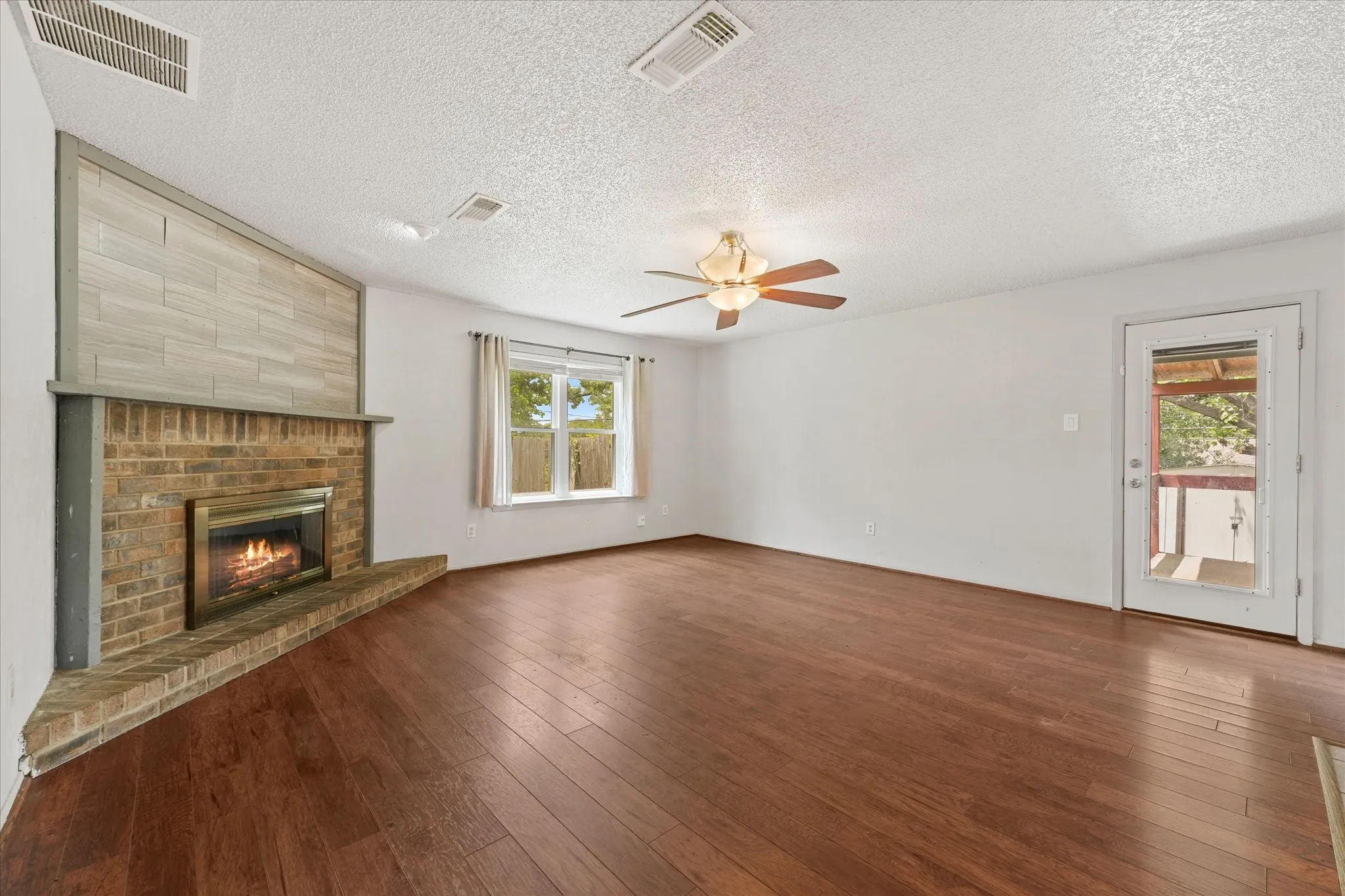 Single Family Residence For Sale in Tarrant County , 4212 Selina Court, Arlington, Texas 76016, 3 Bedroom, 2 Bathroom, 2 Garage spaces, 1,511 Sqft, built in 1979, mls#21294770, Real Estate Agent in Arlington, Homes For Sale in Tarrant county, Homes For Sale in Arlington, Realtor in Arlington Texas, Real Estate Brokerage Independent Realty Texas, Luminita Cordes Realtor