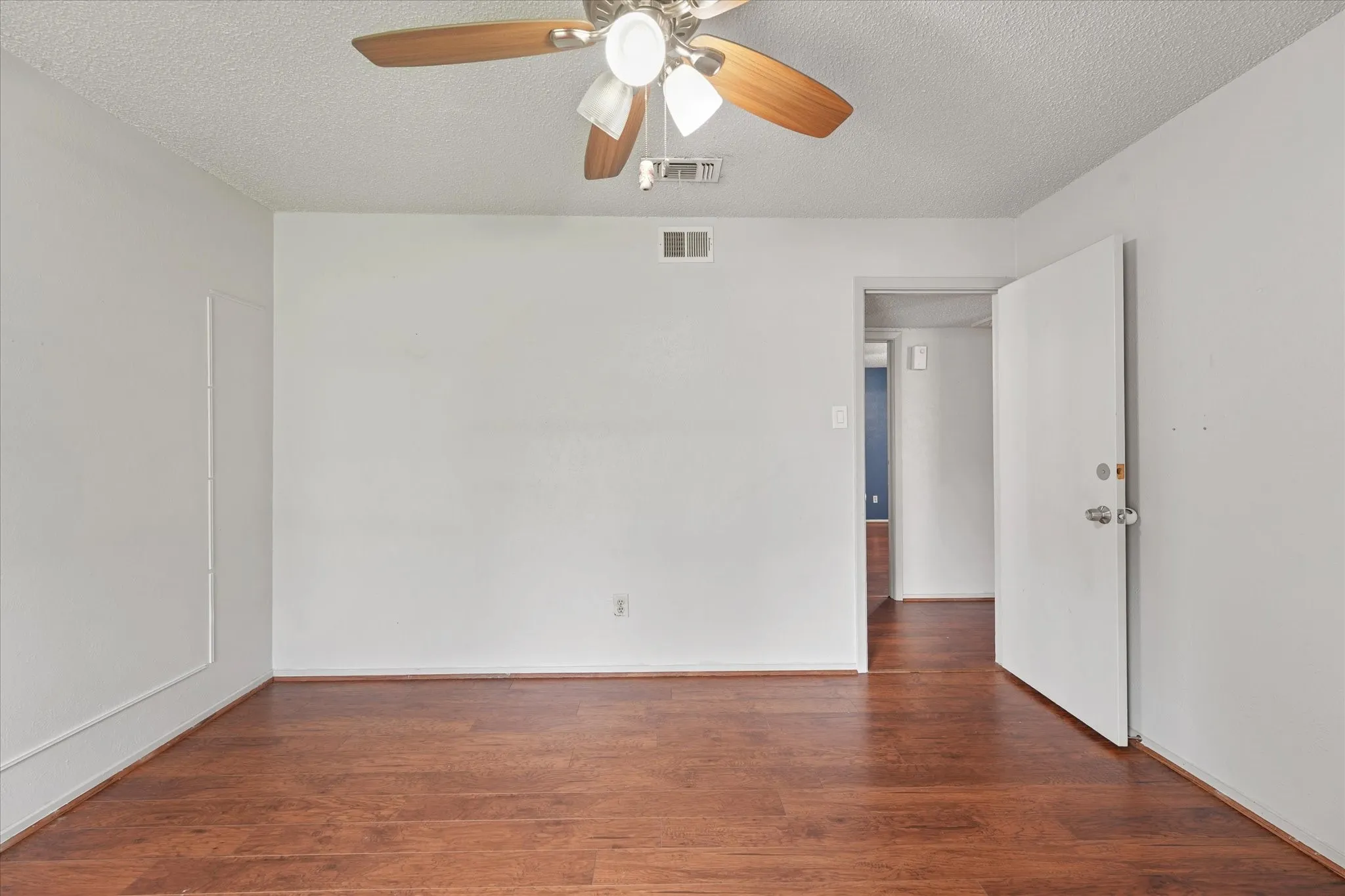 Single Family Residence For Sale in Tarrant County , 4212 Selina Court, Arlington, Texas 76016, 3 Bedroom, 2 Bathroom, 2 Garage spaces, 1,511 Sqft, built in 1979, mls#21294770, Real Estate Agent in Arlington, Homes For Sale in Tarrant county, Homes For Sale in Arlington, Realtor in Arlington Texas, Real Estate Brokerage Independent Realty Texas, Luminita Cordes Realtor