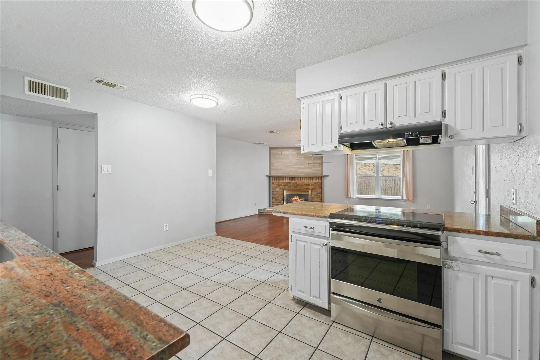 Single Family Residence For Sale in Tarrant County , 4212 Selina Court, Arlington, Texas 76016, 3 Bedroom, 2 Bathroom, 2 Garage spaces, 1,511 Sqft, built in 1979, mls#21294770, Real Estate Agent in Arlington, Homes For Sale in Tarrant county, Homes For Sale in Arlington, Realtor in Arlington Texas, Real Estate Brokerage Independent Realty Texas, Luminita Cordes Realtor