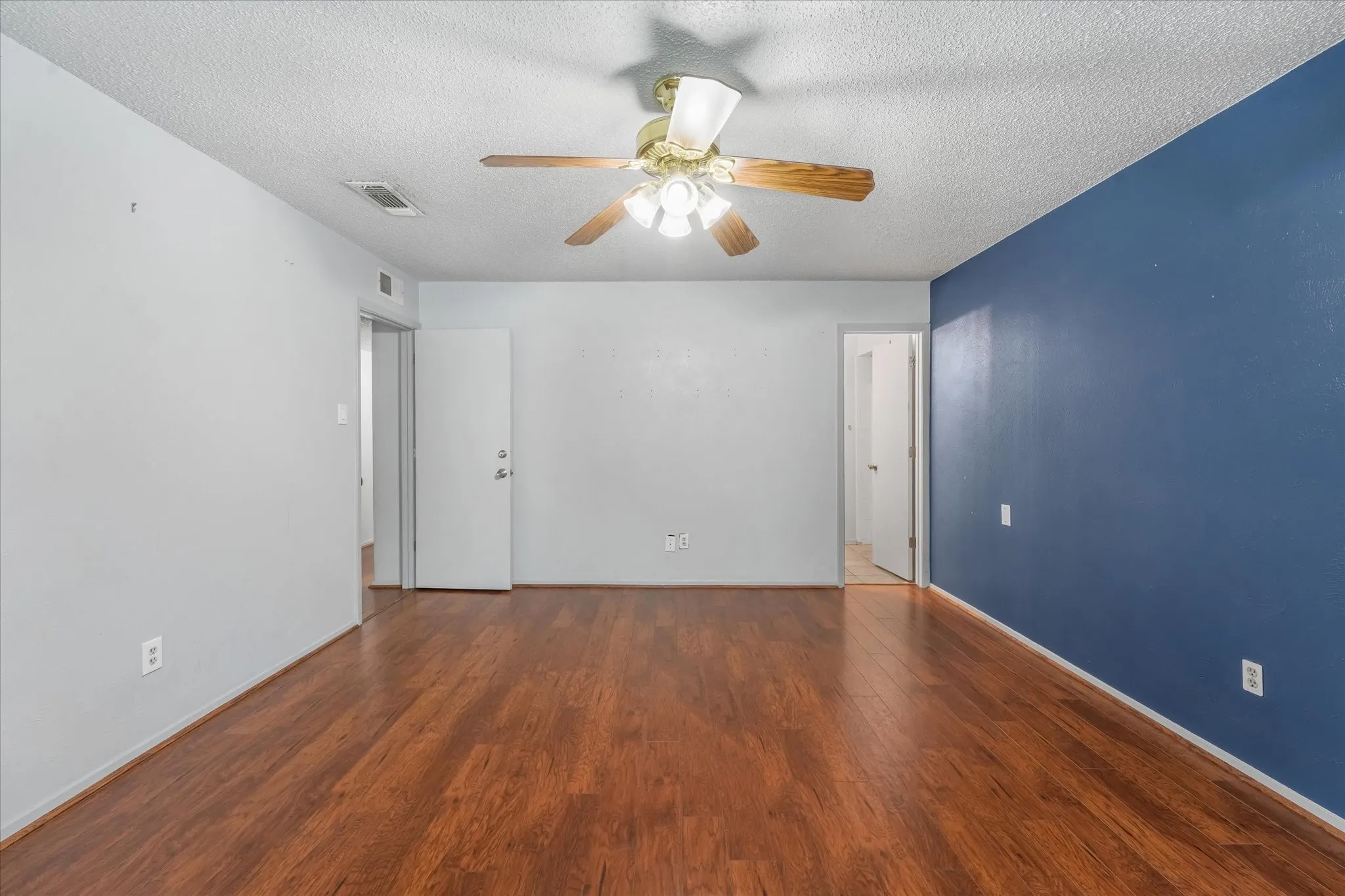 Single Family Residence For Sale in Tarrant County , 4212 Selina Court, Arlington, Texas 76016, 3 Bedroom, 2 Bathroom, 2 Garage spaces, 1,511 Sqft, built in 1979, mls#21294770, Real Estate Agent in Arlington, Homes For Sale in Tarrant county, Homes For Sale in Arlington, Realtor in Arlington Texas, Real Estate Brokerage Independent Realty Texas, Luminita Cordes Realtor