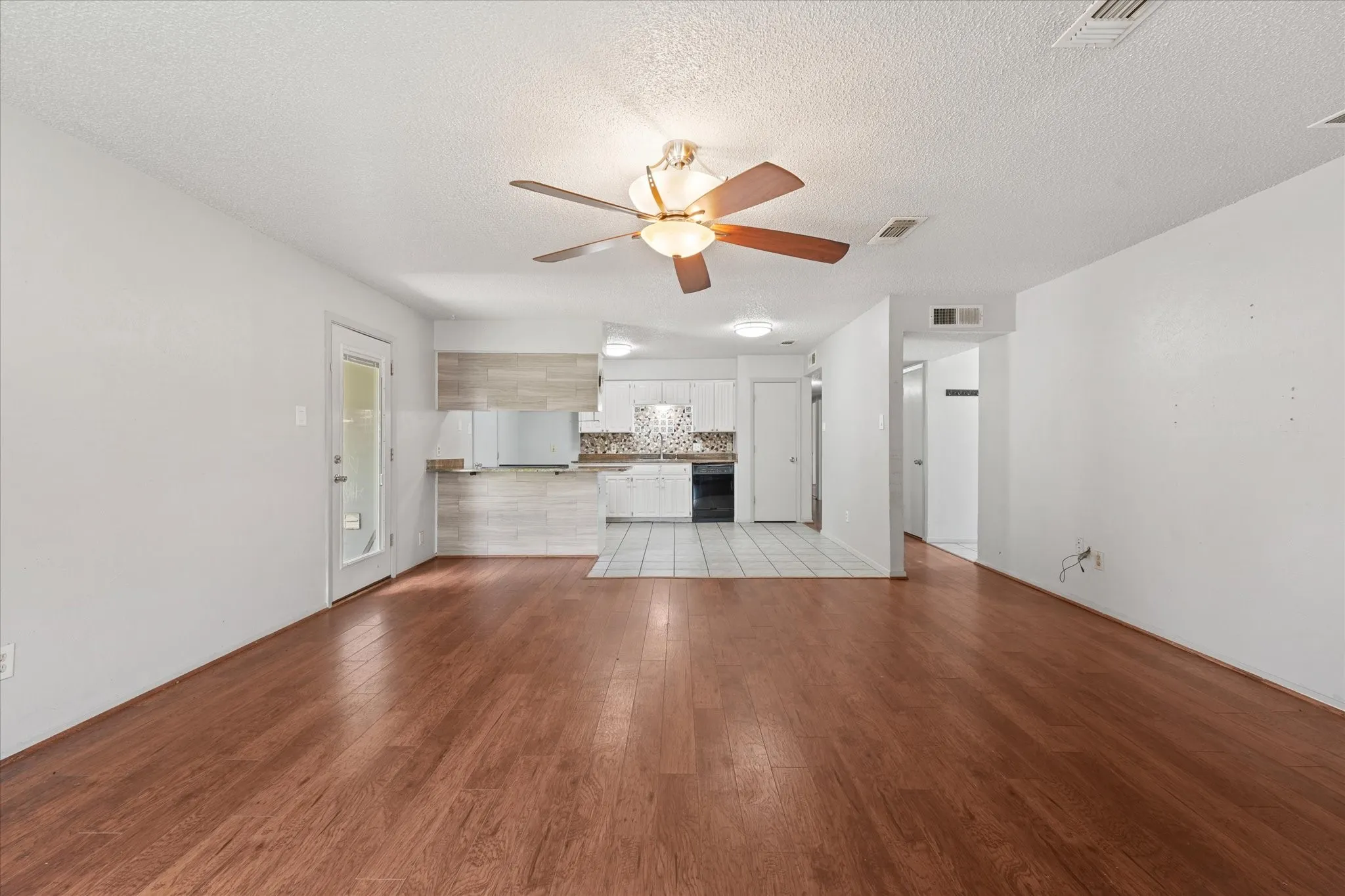 Single Family Residence For Sale in Tarrant County , 4212 Selina Court, Arlington, Texas 76016, 3 Bedroom, 2 Bathroom, 2 Garage spaces, 1,511 Sqft, built in 1979, mls#21294770, Real Estate Agent in Arlington, Homes For Sale in Tarrant county, Homes For Sale in Arlington, Realtor in Arlington Texas, Real Estate Brokerage Independent Realty Texas, Luminita Cordes Realtor