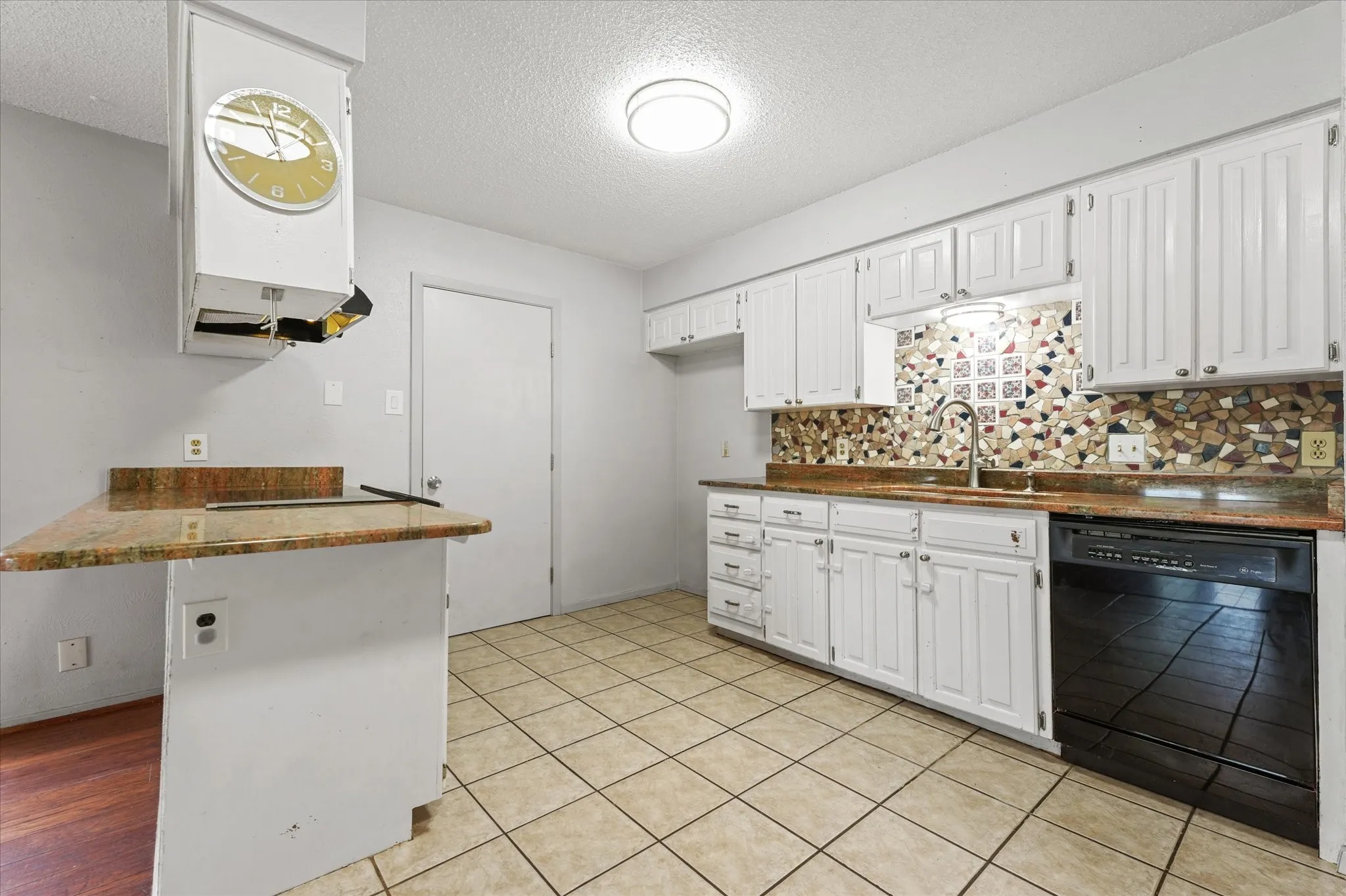 Single Family Residence For Sale in Tarrant County , 4212 Selina Court, Arlington, Texas 76016, 3 Bedroom, 2 Bathroom, 2 Garage spaces, 1,511 Sqft, built in 1979, mls#21294770, Real Estate Agent in Arlington, Homes For Sale in Tarrant county, Homes For Sale in Arlington, Realtor in Arlington Texas, Real Estate Brokerage Independent Realty Texas, Luminita Cordes Realtor