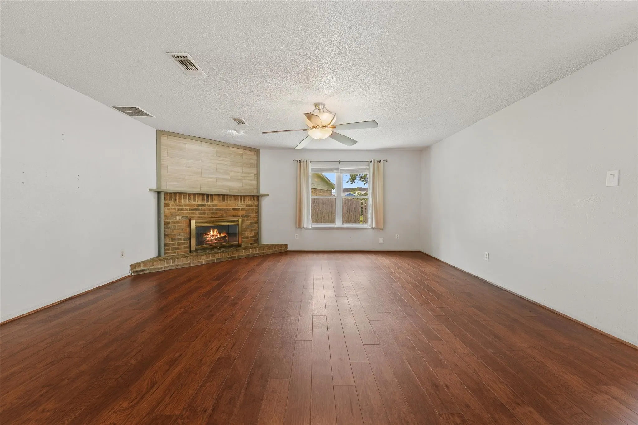 Single Family Residence For Sale in Tarrant County , 4212 Selina Court, Arlington, Texas 76016, 3 Bedroom, 2 Bathroom, 2 Garage spaces, 1,511 Sqft, built in 1979, mls#21294770, Real Estate Agent in Arlington, Homes For Sale in Tarrant county, Homes For Sale in Arlington, Realtor in Arlington Texas, Real Estate Brokerage Independent Realty Texas, Luminita Cordes Realtor