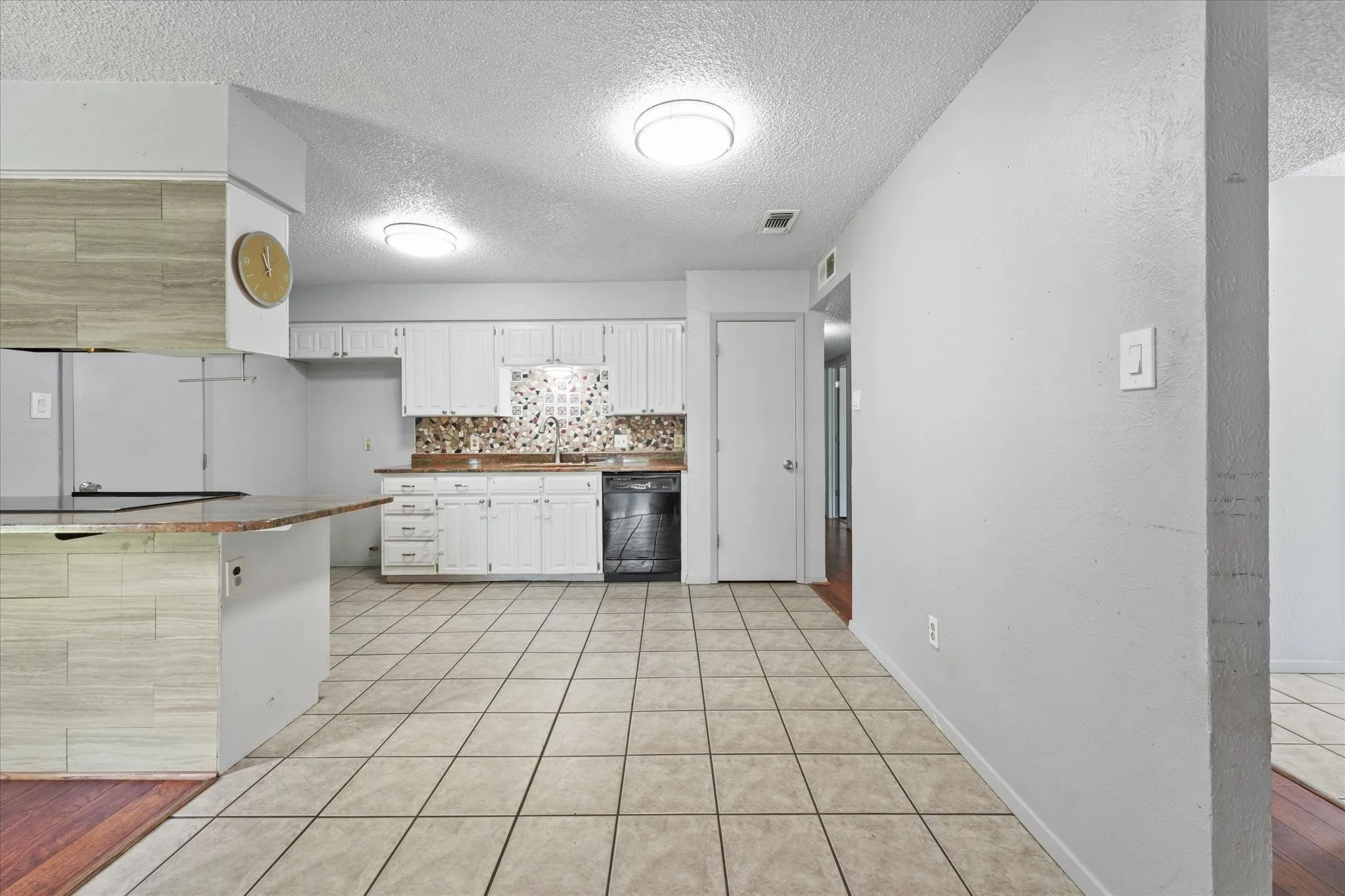 Single Family Residence For Sale in Tarrant County , 4212 Selina Court, Arlington, Texas 76016, 3 Bedroom, 2 Bathroom, 2 Garage spaces, 1,511 Sqft, built in 1979, mls#21294770, Real Estate Agent in Arlington, Homes For Sale in Tarrant county, Homes For Sale in Arlington, Realtor in Arlington Texas, Real Estate Brokerage Independent Realty Texas, Luminita Cordes Realtor
