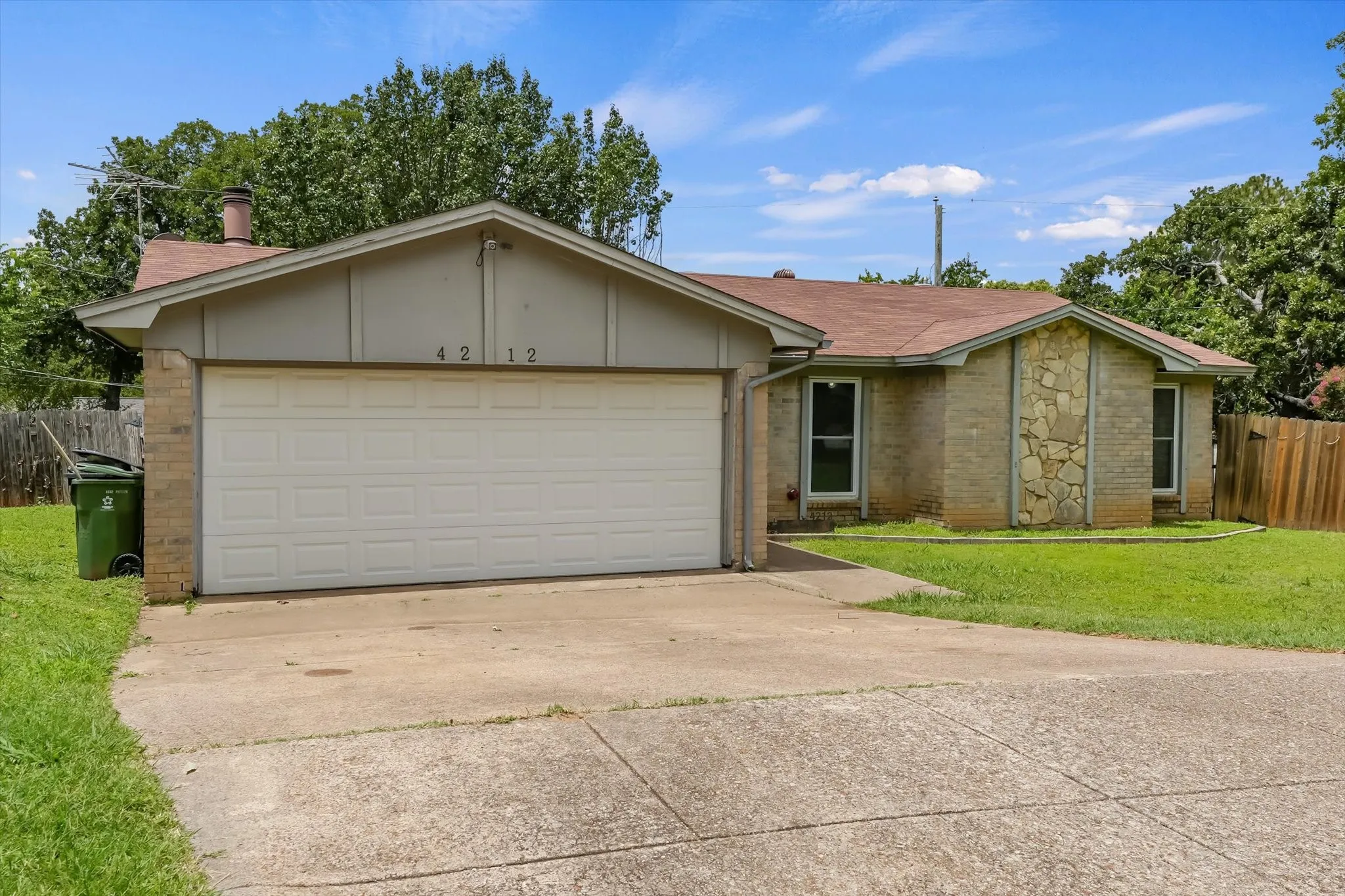 Single Family Residence For Sale in Tarrant County , 4212 Selina Court, Arlington, Texas 76016, 3 Bedroom, 2 Bathroom, 2 Garage spaces, 1,511 Sqft, built in 1979, mls#21294770, Real Estate Agent in Arlington, Homes For Sale in Tarrant county, Homes For Sale in Arlington, Realtor in Arlington Texas, Real Estate Brokerage Independent Realty Texas, Luminita Cordes Realtor