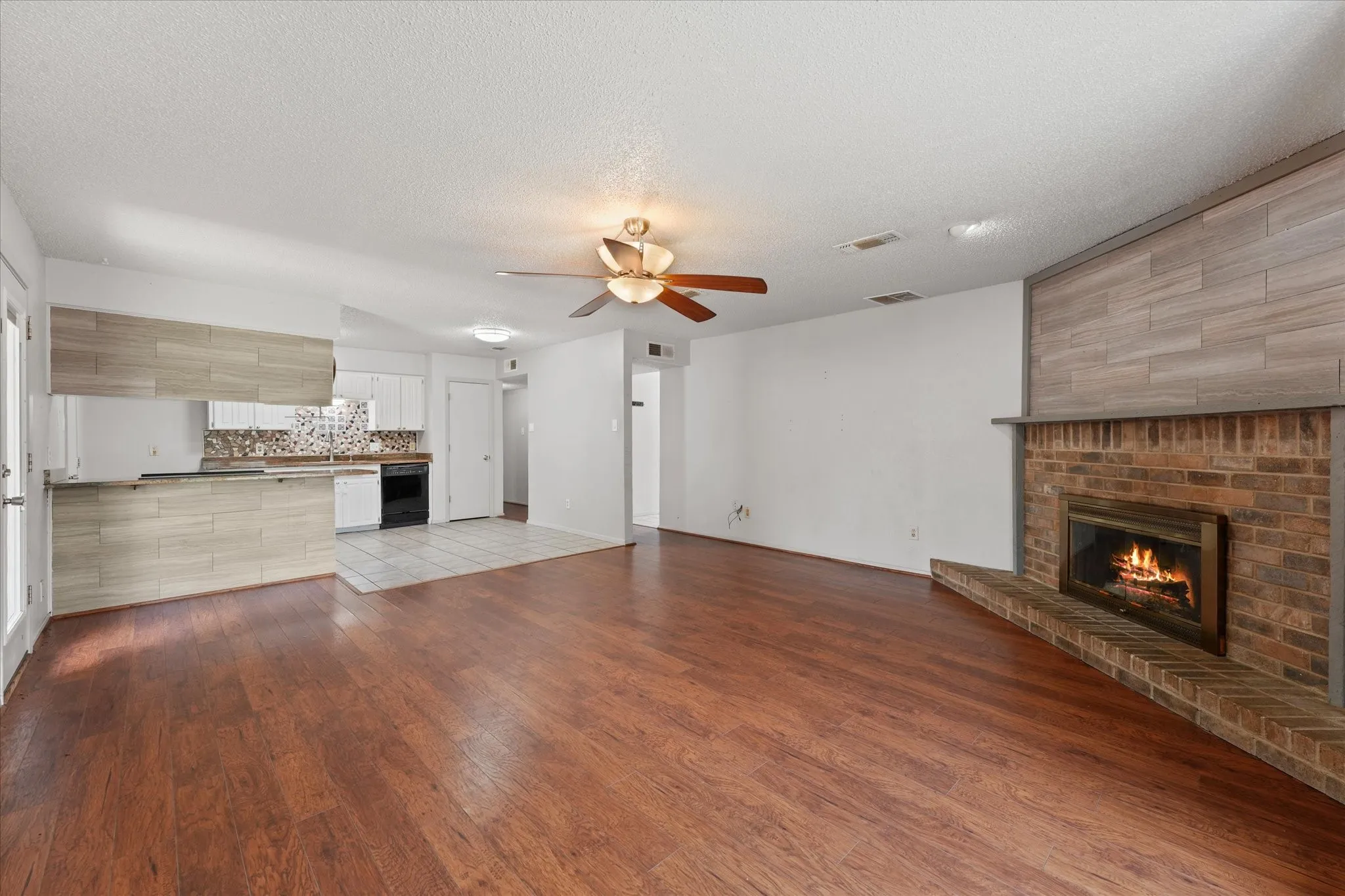 Single Family Residence For Sale in Tarrant County , 4212 Selina Court, Arlington, Texas 76016, 3 Bedroom, 2 Bathroom, 2 Garage spaces, 1,511 Sqft, built in 1979, mls#21294770, Real Estate Agent in Arlington, Homes For Sale in Tarrant county, Homes For Sale in Arlington, Realtor in Arlington Texas, Real Estate Brokerage Independent Realty Texas, Luminita Cordes Realtor