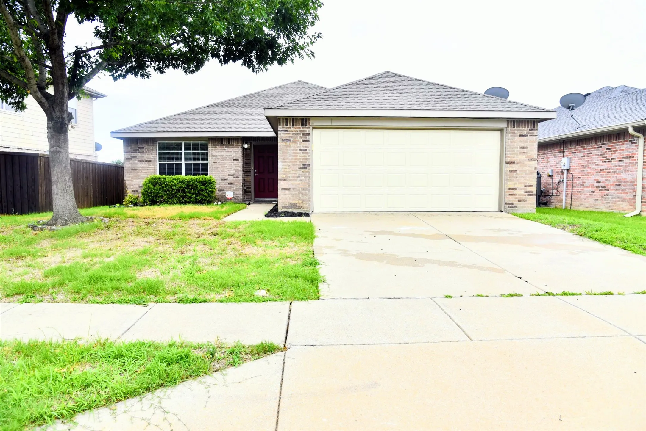 Single Family Residence For Sale in Tarrant County , 5760 Mountain Stream Trail, Fort Worth, Texas 76244, 3 Bedrooms, 2 Bathrooms, 2 Garage spaces, 1,640 Sqft, built in 2009, Price $299,999, mls#21282176, Real Estate Agent in Fort Worth, Homes For Sale in Tarrant county, Homes For Sale in Fort Worth, Realtor in Fort Worth Texas, Real Estate Brokerage Independent Realty Texas, Luminita Cordes Realtor